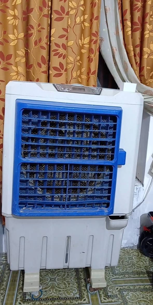 غراض للبيع
براد ب150
كونفيرا ب50وبيها مجال 
سرير طفل ب40 مع دوشك 
التواصل مع الرقم ***********
