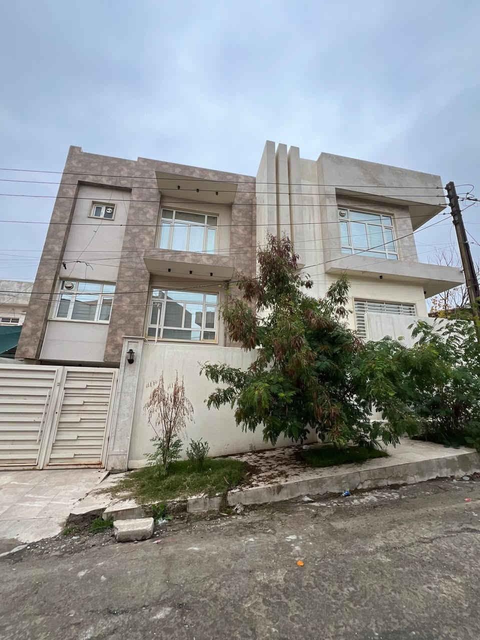 🏠دار للبيع بناء حديث Vip مساحة 270 متر ركن 🌀
🛑ثلاث طوابق بناء حديث Vip 💥
🔴نظام دكتات سبالت _ نظام كاميرات 📸 _ نظام إطفاء الحريق 🧯 + تم بناء المنزل وفق مواصفات حديثة وعبر شركة رصينة وكادر  متخصص بالبناء 🏠
1️⃣الطابق الاول : غرفة نوم + هول + استقبال + كراج + مطبخ + صحيات 🚾
2️⃣الطابق الثاني : ثلاثة غرفة نوم + هول + استقبال + مخزن + مطبخ + صحيات 🚾
3️⃣الطابق الثالث : ممكن يكون منفصل إلى مشتملين وممكن يكون طابق متكامل المشتمل له درج خارجي + داخلي 
⏮️المشتمل الاول : غرفة نوم + هول + مطبخ + صحيات 🚾
⏮️المشتمل الثاني : غرفة نوم (( سويت )) + مخزن + منور + صحيات 🚾
📄سند سكني ملك صرف / شرط القرآر التمليك والتحويل 
❌لانتعامل برفع سعر العقار عن سعرة الآصلي نجمع البايع بالمشتري مباشرتأ _ لا نوقف البيعة بخلاف عن الدالية 
🛑موقع مميز جدأ 🔥
🌍الموقع / (( حي الرفاق قرب عيادة الموصل الجراحية )) 🏭
للأستفسار
⏮️مراجعة مكتب العلاف لتجارة العقارات 🌟
أو الاتصال 
☎️ أسيا ***********
أو
☎️ كورك ***********
⏪️مع العلاف للعقار استثمارك في آمان ⭐️
🌐عنوان المكتب / الموصل _ حي الزراعي قرب جسر السويس 🔥
📌نستقبل عقاراتكم وطلباتكم العقارية .
