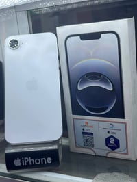 ايفون 16e لون ابيض ضمان ABM مستخدم قليل مشحون 15 مرة  كيبلة بعدة ممفتو...