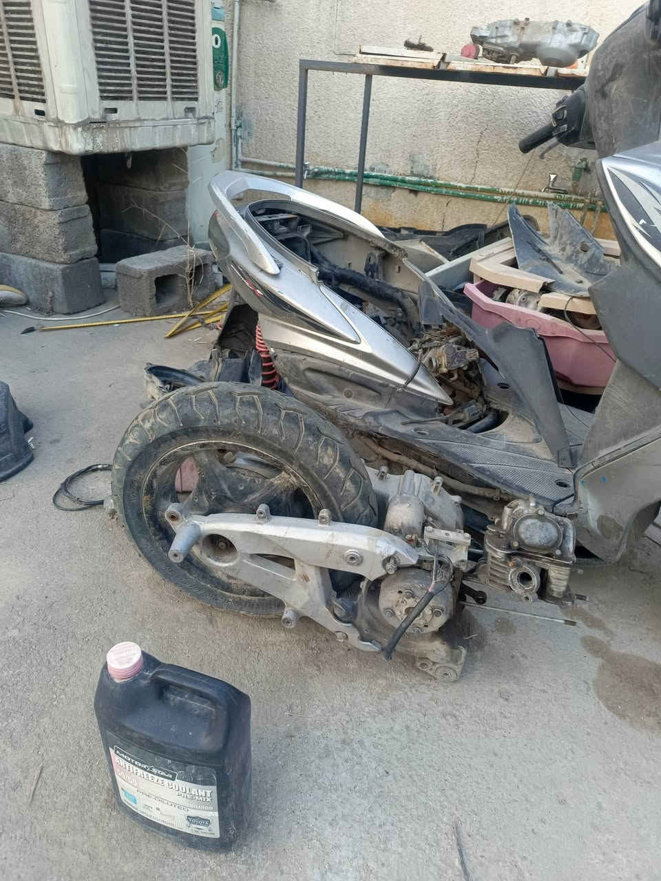 سلام عليكم سكنس للبيع المكينة كوم حديد الدراجة كعربائيات كلهة شغالة السعر 350وبيها مجال العنوان الدورة ابو دشير رقم الهاتف***********
