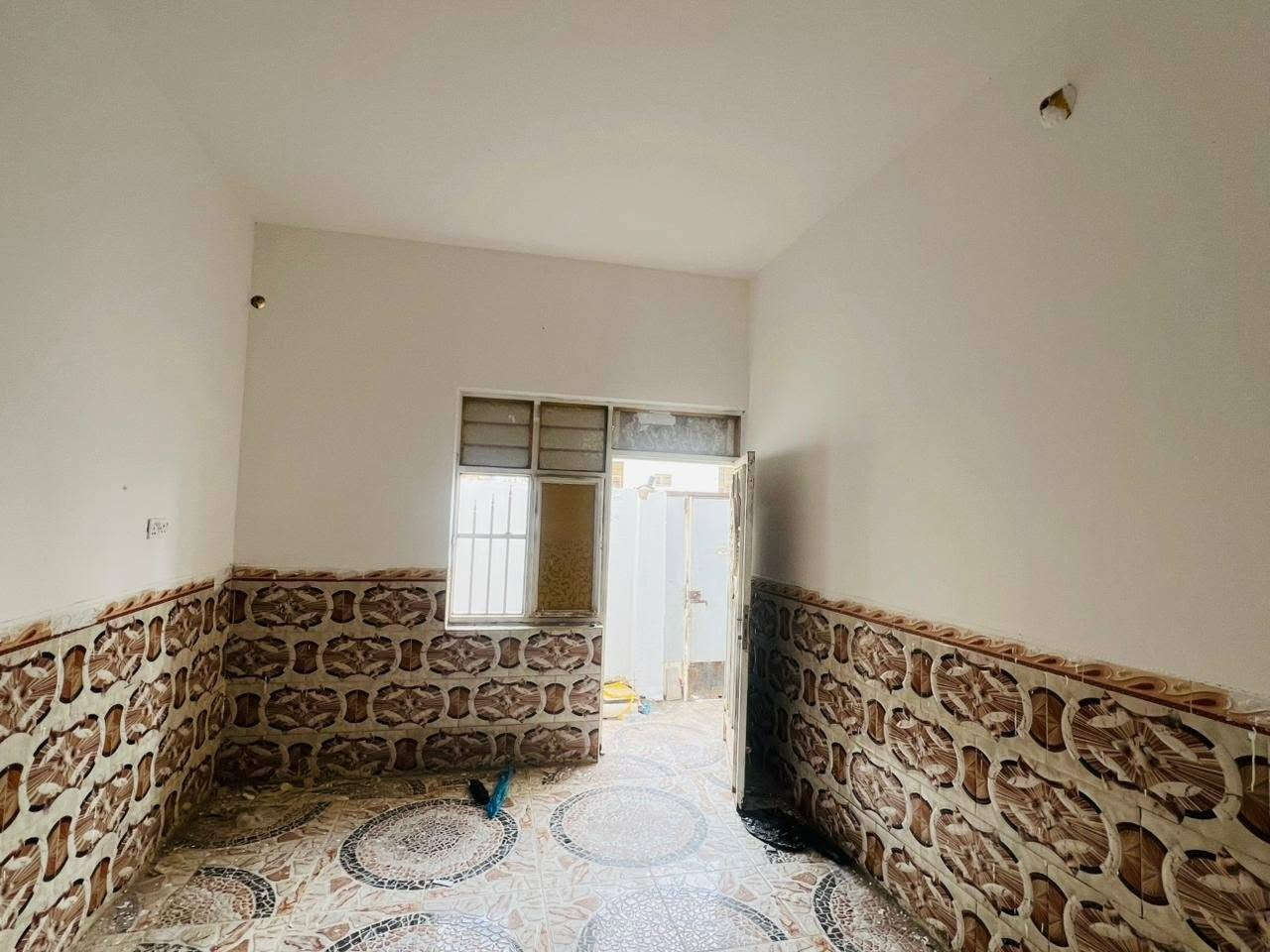 - بيت بحي الجامعي 100 متر رقم
- قريب على المدرسة الصينية والشارع الرئيسي
- الشراي يتفضل خاص


**إذا كنت صاحب هذا الإعلان وتريد حذفه لأي سبب، رجاءا أرسل رسالة إلى الدعم الفني**