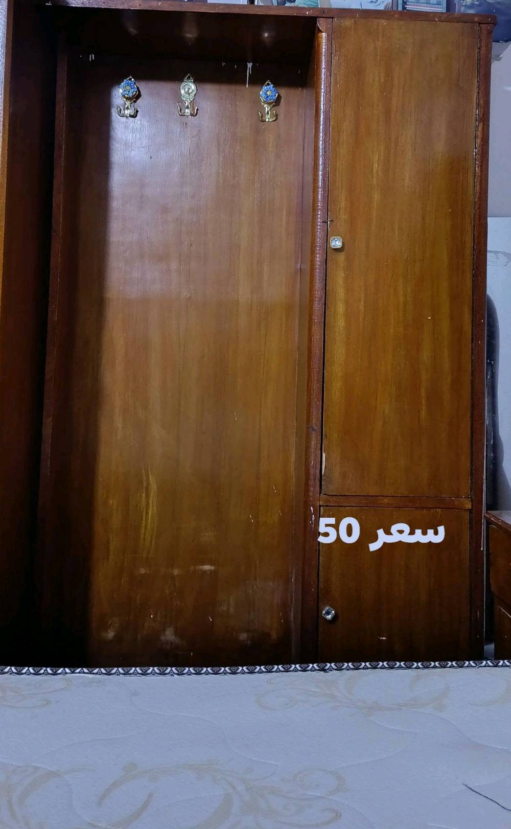 سلام عليكم غرفة اخشاب للبيع العنوان سوق الشيوخ حي الغدير الاسعار موضحه بالصور للاستفسار الرقم *********** واتساب او اتصال