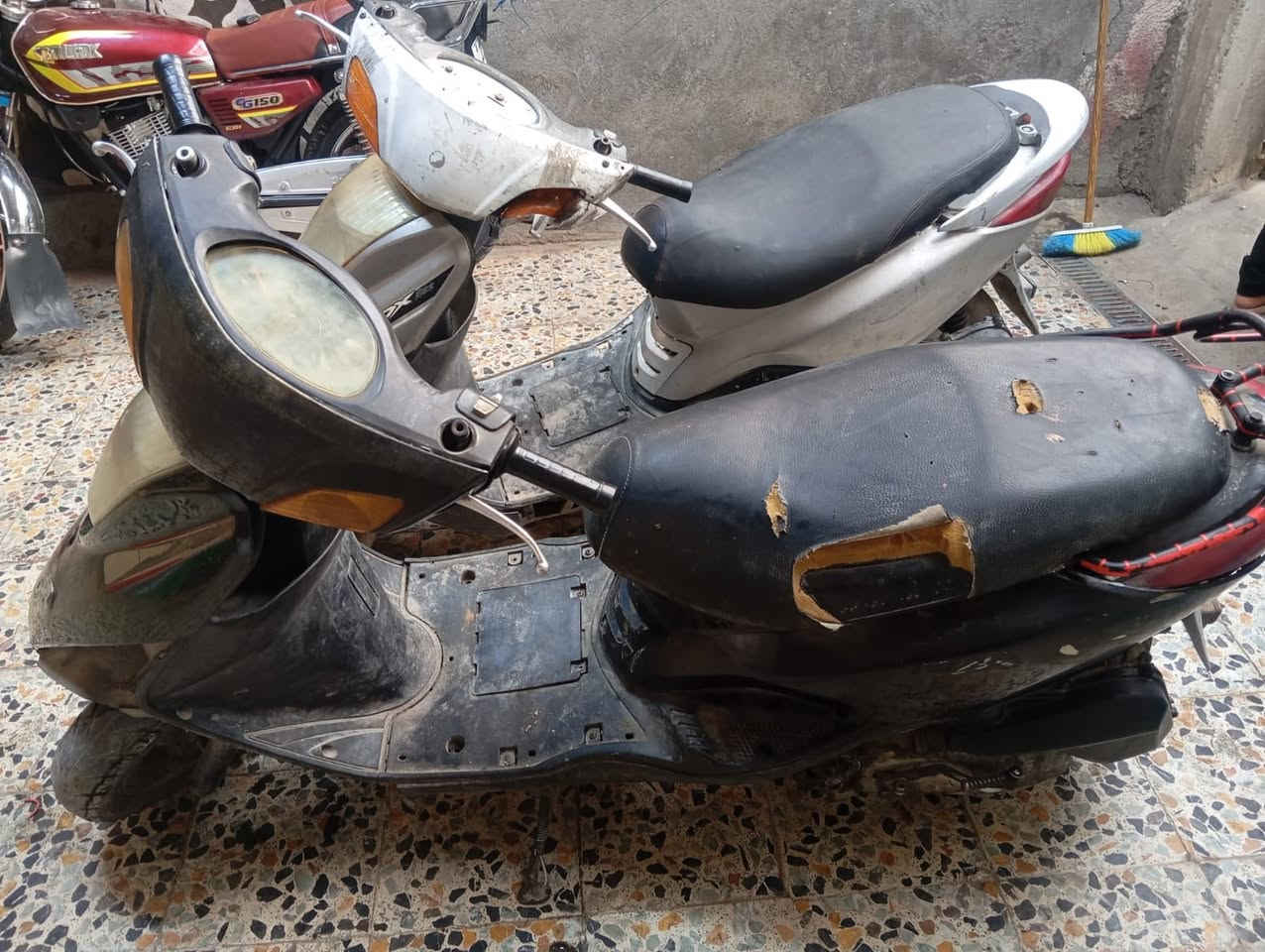 سلام عليكم دراجات بريز وحدة كابريتر وحدة نوزل متروكات طافيات ابيع كوم حديد تحمل وتروح لا تكلي شبيهن مابيهن مكاني بل شعب شارع السواق المركزية السعر 350رقمي***********
