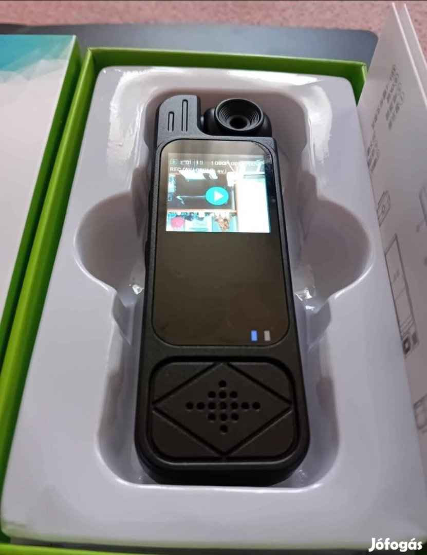 كاميرا تسجيل فيديو بدقة HD 2K عدسة متحركة 180 درجة - جديدة
كاميرا فيديو محمولة (Body Cam) متعددة الاستخدامات، مثالية للرياضيين، أصحاب الدراجات، أو لأغراض التوثيق والأمان الشخصي.
​المميزات:
​جودة عالية: تصوير بدقة Full HD وحتى 2K لوضوح عالي جداً.
​عدسة مبتكرة: تدور بزاوية 180 درجة للتصوير الأمامي أو الخلفي أو السيلفي بسهولة.
​شاشة ملونة: بمقاس 1.3 إنش لمراجعة الفيديوهات فوراً.
​رؤية ليلية: تدعم التصوير بالأشعة تحت الحمراء في الظلام (Night Vision).
​سعة تخزين: تدعم ذاكرة خارجية حتى 128 جيجابايت.
​تصميم عملي: مزودة بمشبك (Clip) خلفي لتعليقها على الملابس أو الحقيبة، ومكان مخصص للتثبيت على ترايبود (Tripod).
​تسجيل مستمر: خاصية Loop Recording (المسح التلقائي للأقدم عند امتلاء الذاكرة).
​البطارية: قابلة للشحن وتدوم لفترة طويلة في التسجيل المستمر.
​الحالة: جديدة تماماً مع الكرتون والكتالوج.


**إذا كنت صاحب هذا الإعلان وتريد حذفه لأي سبب، رجاءا أرسل رسالة إلى الدعم الفني**