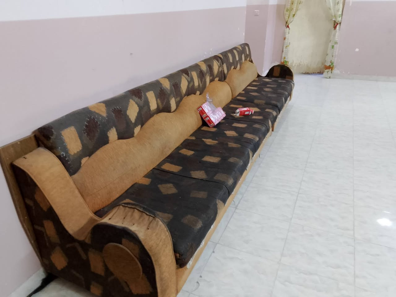 ديوان 14 متر خشب عراقي 
السعر 225 الف و بي مجال قليل 
***********
