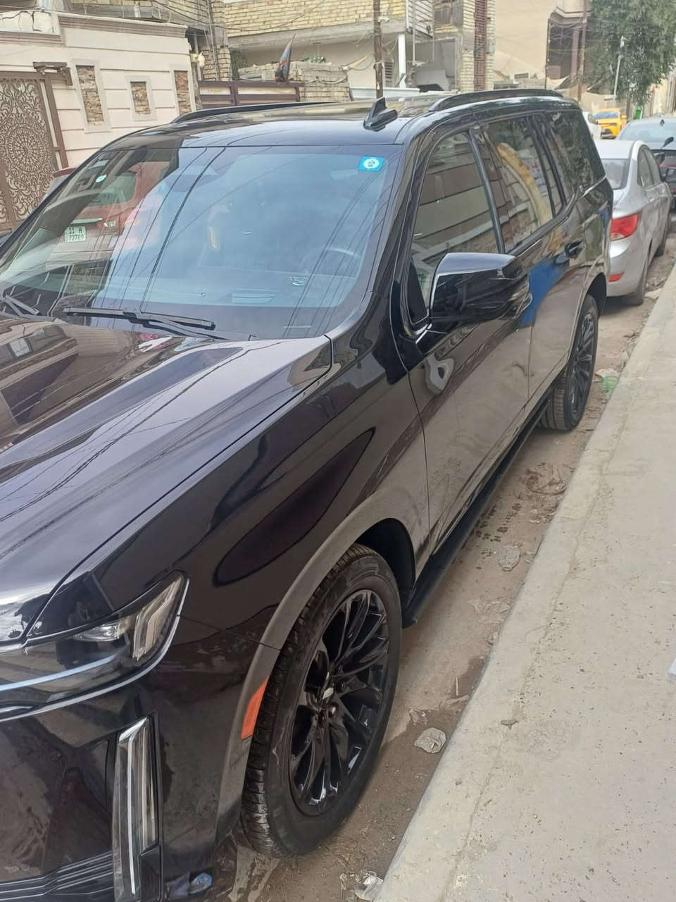 كاديلاك اسكاليد 2023 وارد امريكي
*الضرر
صبغ ربع الباب الخلفي بدون ايربك واي دواخل شرط

* سيارة جديدة كلياً، نظيفة ومرتبة.
* ماشية  47 الف ميل فقط.
* إطارات جديدة.

_ أعلى مواصفات (فول1/1)_

* كراسي VIP
* تشغيل عن بعد
* 36 سماعة
* سماعه ⁠مكبر صوت
* سقف بانورامي
* 5 كاميرات
* 5 بصمات
* كراسي قابلة للتدليك والرجاج
* دواسات كهربائية
* داتا شو
* داخلية لون جملي
* مصابيح زينون عالية الكفاءة مع عدسات
* 4 شاشات (لوحة العدادات، والكراسي)
* فرامل إلكترونية
* جنوط ذكية
* رادار تحديد مسار
* رادار خلفي
* رادار أمامي
* رادار جانبي
* تدفئة لكراسي السائق 
* تدليك لكراسي الأمامية
* تبريد لكراسي الخلفية
* مرايا قابلة للطي كهربائياً
* إشارات جانبية على المرايا
* كراسي جلد
* كراسي كهربائية
* ذاكرة للمقاعد والمقود
* قفل مركزي
* جنوط قياس 22

رقم صاحب السيارة 
‭0770 390 1424‬ واتساب فقط
