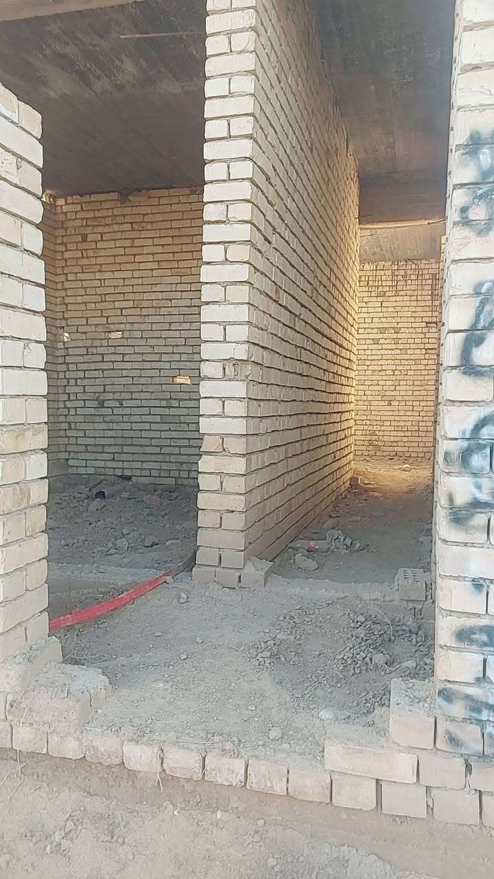 ياالله _ للبيع هيكل في منطقة السريدات 5×10 مساحتها 50 متر  رفت يطل على السدة وشارع الجزيره ويقع في بداية المربع الثالث يحتوي على جميع الخدمات ماء مجاري كهرباء انترنت باب البيت والمنطقة عن قريب يوصلها التبليط منطقة كاملة من ناحية السكن والمحلات يرهم مراوس مع منزل كامل  او للبيع السعر 24 واي استفسار هاذه رقمي وبيه واتساب ايضا ***********
