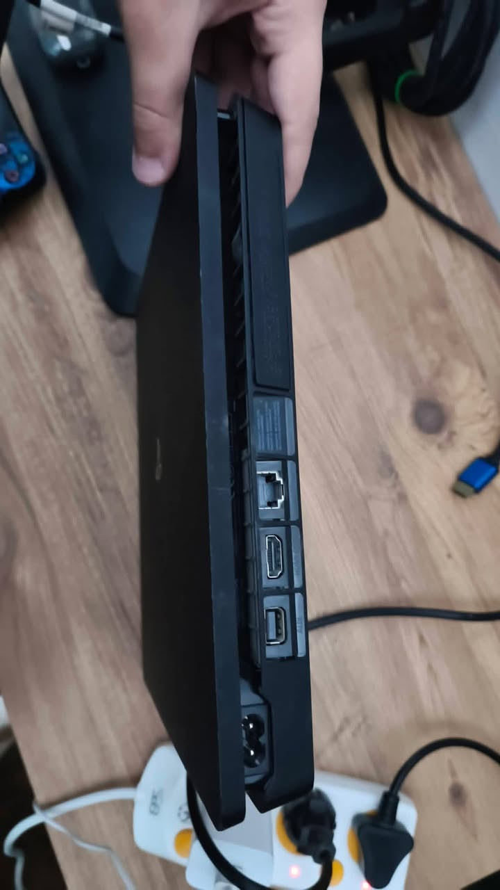 بلي فور سلم نص تيره ملحقاته جوستك 1 اصلي وقرص gta الجهاز نضيف وغير مفتوح السعر 225 بي مجال بسيط 
*********** 
الي يفيدنه يراسلني واتساب او يتصل مامتواجد عله فيس
