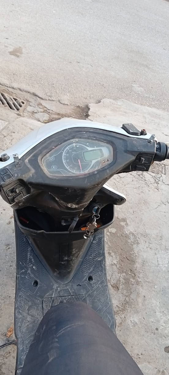 السلام عليكم شباب دراجة للبيع مابيهة اي نقص سلف هندر كلة شغال المكان ديالى المقدادية حي العصري السعر 350وبيهة مجال قليل ***********
