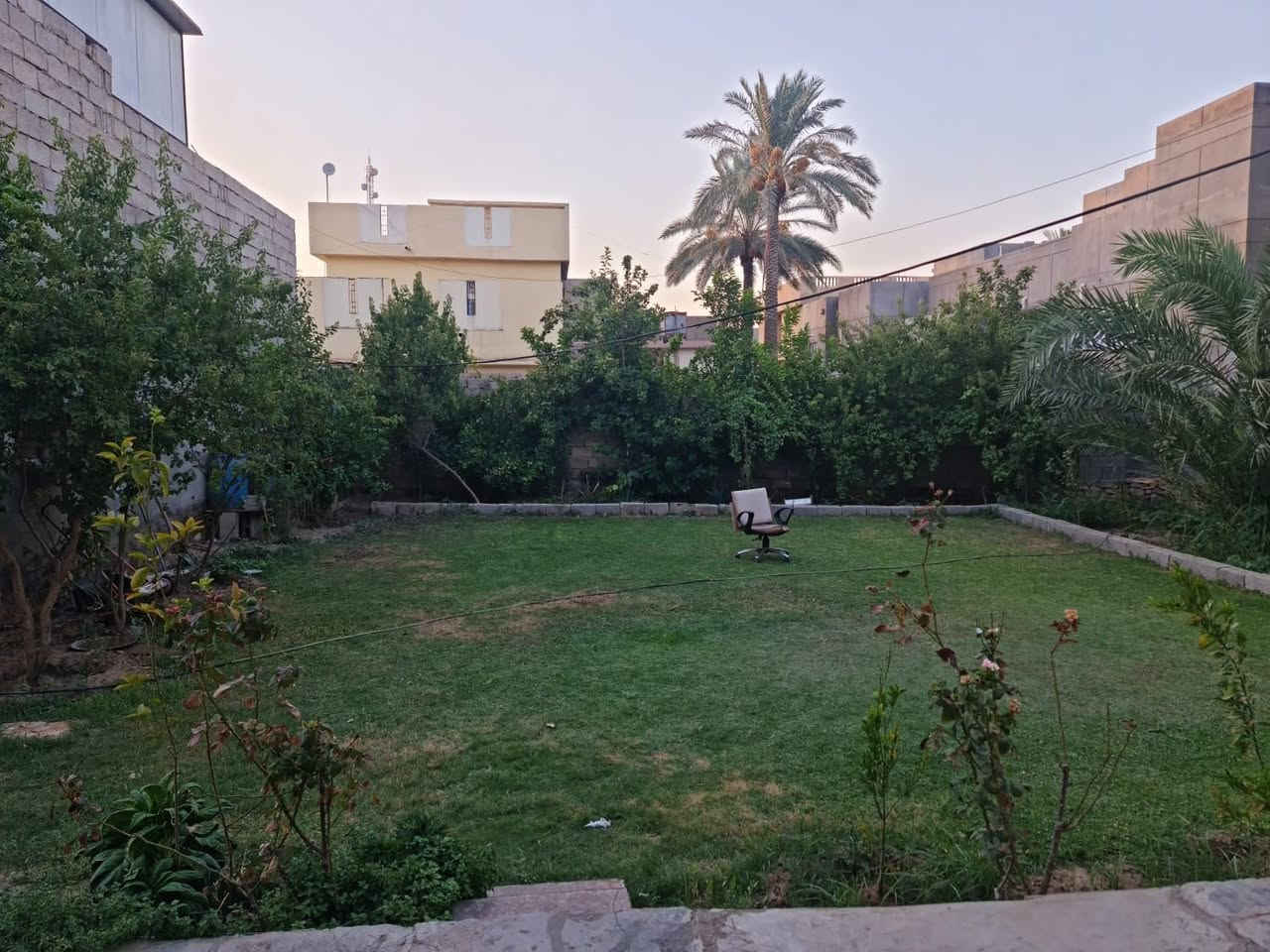 السلام عليكم بيت البيع البيت طابو صرف المساحه 300 + الحديقه 255 زراعي ضمن البيت المجموع المساحه 555 السعر 155 مليون العنوان الرمادي الصوفية قرب جامع الصالح التواصل***********
