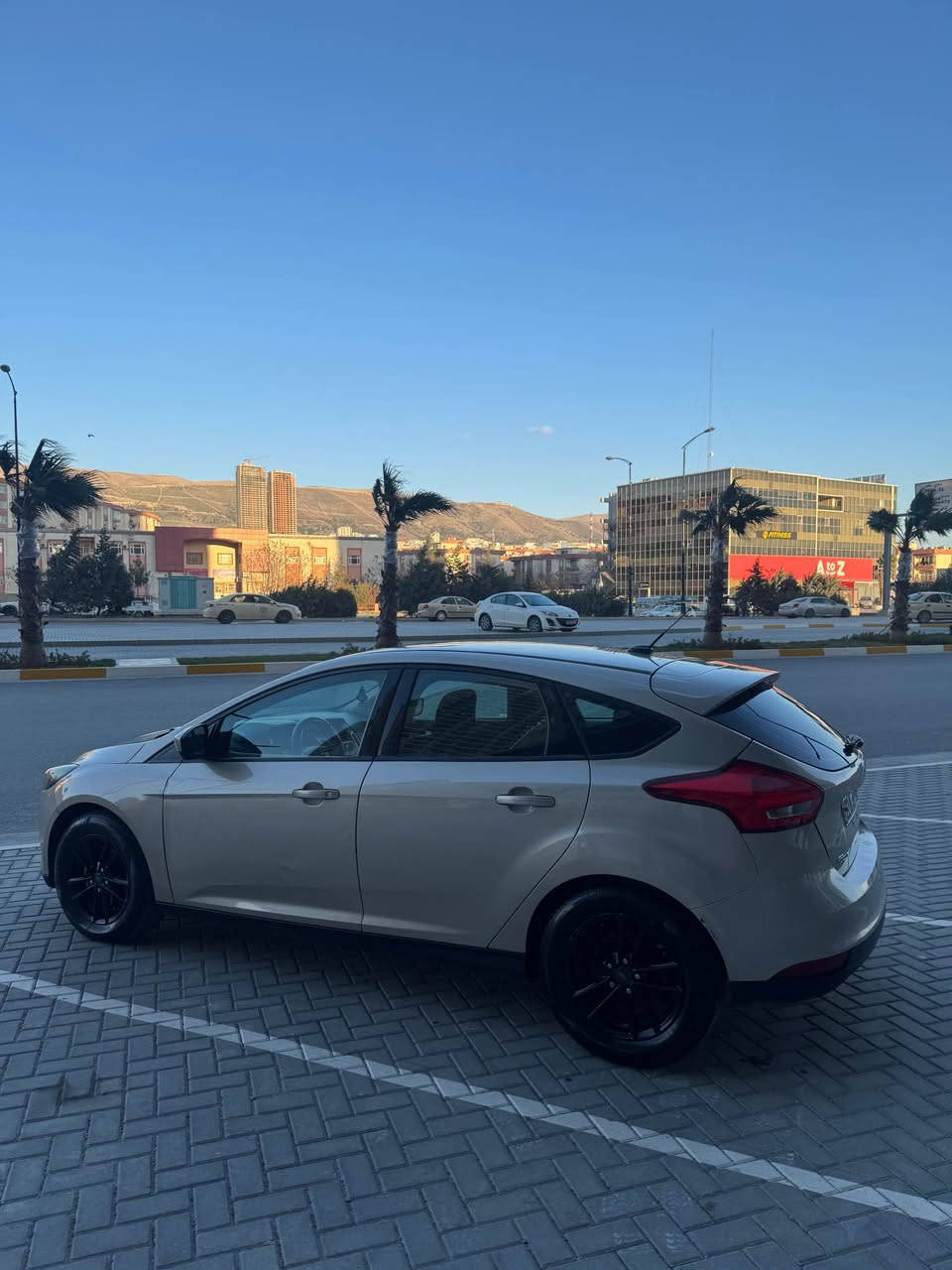 فورد فوكس 2018
130km رۆشتوە 
٣ پارچە و نیوو بۆیاخ 
گیڕ و مەکینە بە شەرت 
تکایە مشتەری نیت سەرمان مەیشینە لەگەڵ ریزم 
٨٣ ومجال
***********
---
فورد فوكس 2018 
سياره ماشيه ١٣٠ الف كيلو
بيهه ٣ قطع ونص صبغ 
گير ومحرك بشرط 
سياره كلش حلوه ونضيفه 
للاستفسار اكثر 
*********** السليمانية, العراق
