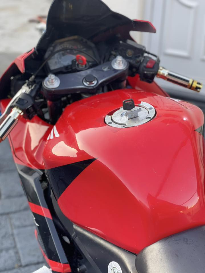 من رخصة الادمن اخوان رجاءا رجاءا فقط الشراي يخابر او يدخل خاص 
بطح للبيع
#HONDA_CBR_600RR
#هوندا_rr_600_موديل_٢٠٠٤
سرعه ٣٠٠ ✈️🚀
عداد الكتروني
4V نظام Raceing سباق
مودين قياده
٨ نوزل
٤سلندر فصله تخبل دبل اكزوز يدوي رياضي وعادي بلادي كاتم ورياضي 
مكينه تخبل كلش ناعمه ١.٢.٣.بطناش نشاط فول تاكل الكاع ادامه كامله جديده باتري ونوزلات وتنضيف بوابات وجويتر ولف راجع فيتر سنه ماطبله
#الدراجه كمرك كامل وفاتح معامله تسجيل وماشي بيها  بس حتى لا ادوخك ودوخني ابيعك كمرك يعجبك تكمل معامله وتسجلها انبار من ينفتح بكيفك يعجبك تاخذ لكمرك وتسجلها غير محافظه هم بكيفك اني ابيعك كمرك كامل وحسب الأصول الدراجه سعرها كلش مناسب ومال بيع  وماكو هيج اسعار بس متوازي واريد ابيع سعرها 29 وبيها مجال كلش بسيط
مكانها انبار رمادي***********
