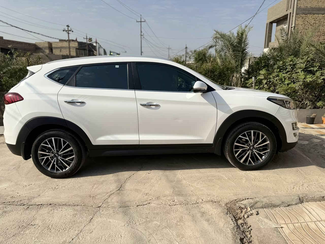 سلام عليكم ورحمة الله وبركاته 
توسان 2020 خليجي 
سياره مكفوله بس بيه تكحيلات مالت شخوط ما بينات قليلات 
سياره فول موصفات عده بنرامه 
بصمه تشغيل بصمت أبواب تخم تاير اصلي 
حساسات كأمره دواره مري شفت تحكم استيرن شباج لد 5 راكب قطعتين تبريد ومواصفات معروفه 
الرقم بابل إنكليزي تحويل ثاني يوم سنويه جديده 
رقم هاتف *********** 
السعر 205
