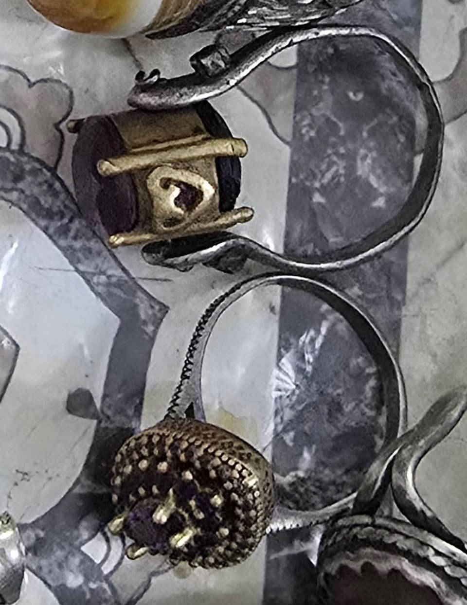 من رخصت الأدمينه 
شي على شي فضه سبح ومحابس وكلايد وتراجي كلهن حلوات وجدد وبيهم
محبسين فضه بيهن ذهب بالصوره الثانيه هذه اسعارهم وحد 
سعر الغرام 4000 الاف الشراي يتصل فقط الي يعجبه حياه الله والي ميعحبه يعبر المنشور 
عنواني بغداد
***********
