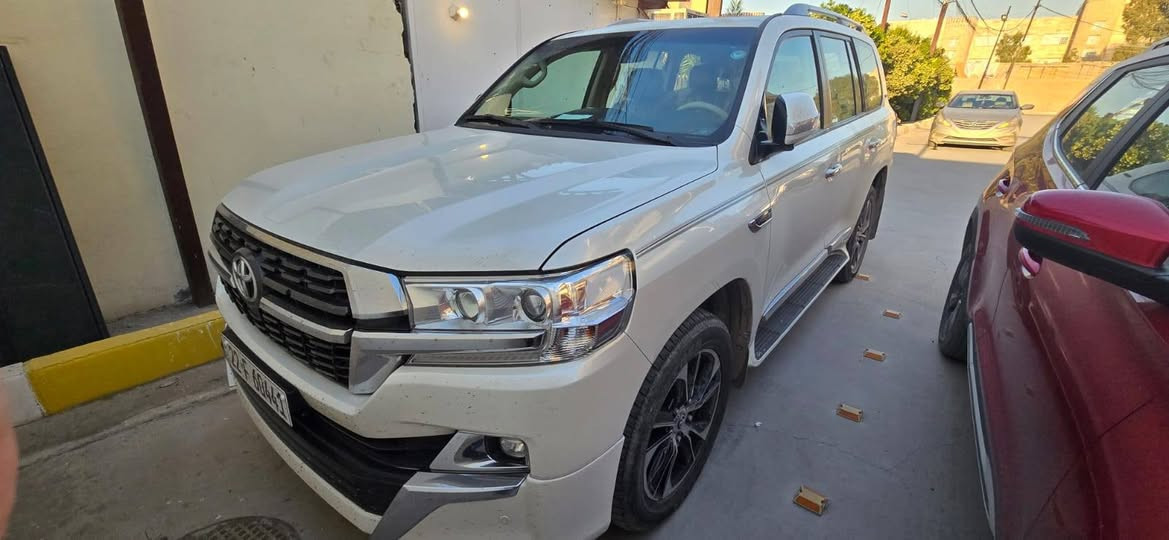 السلام عليكم
لاندكروز GXR موديل 2021  شركات موجيهان 
8سلندر  ماشية 120الف كيلومتر  بيها شخوط بالصفحه
مبينه بالصور  موقع سيارة بحي الجامعة سعر 55الف دولار
وبيها مجال بسيط
وهذا رقم تلفون :***********
