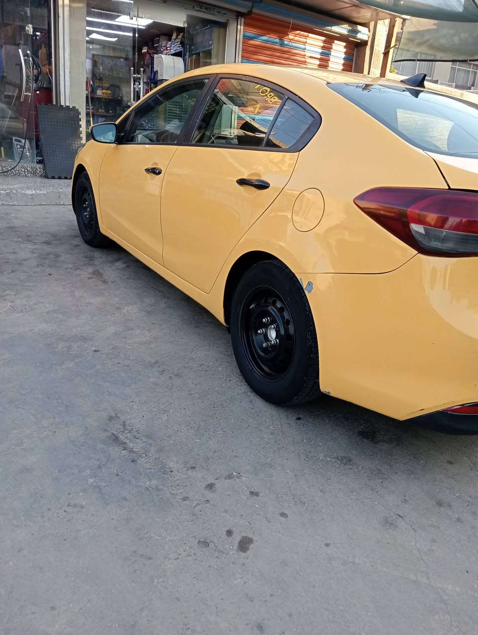 السلام عليكم 
كيا فورتي امريكي موديل 17
مواصفات عاديه 
مانع نزلاق 
3 وضعيات قيادة 
تحكم ستيرن جهتين 
شاشه كامرة خلفيه دوارة
حادثه باب سايق والوراة 
مبدلات اصلي شركة 
ايرباك بردة وكشن فقط
كير ومكينة جدد برغي ممفتوح بيهن
حادثه مرفق بالمنشور 
والسونار مرفق 
السعر 105 وبيه مجال 
مكانه بغداد الامين الثانية 
الاتصال ***********
