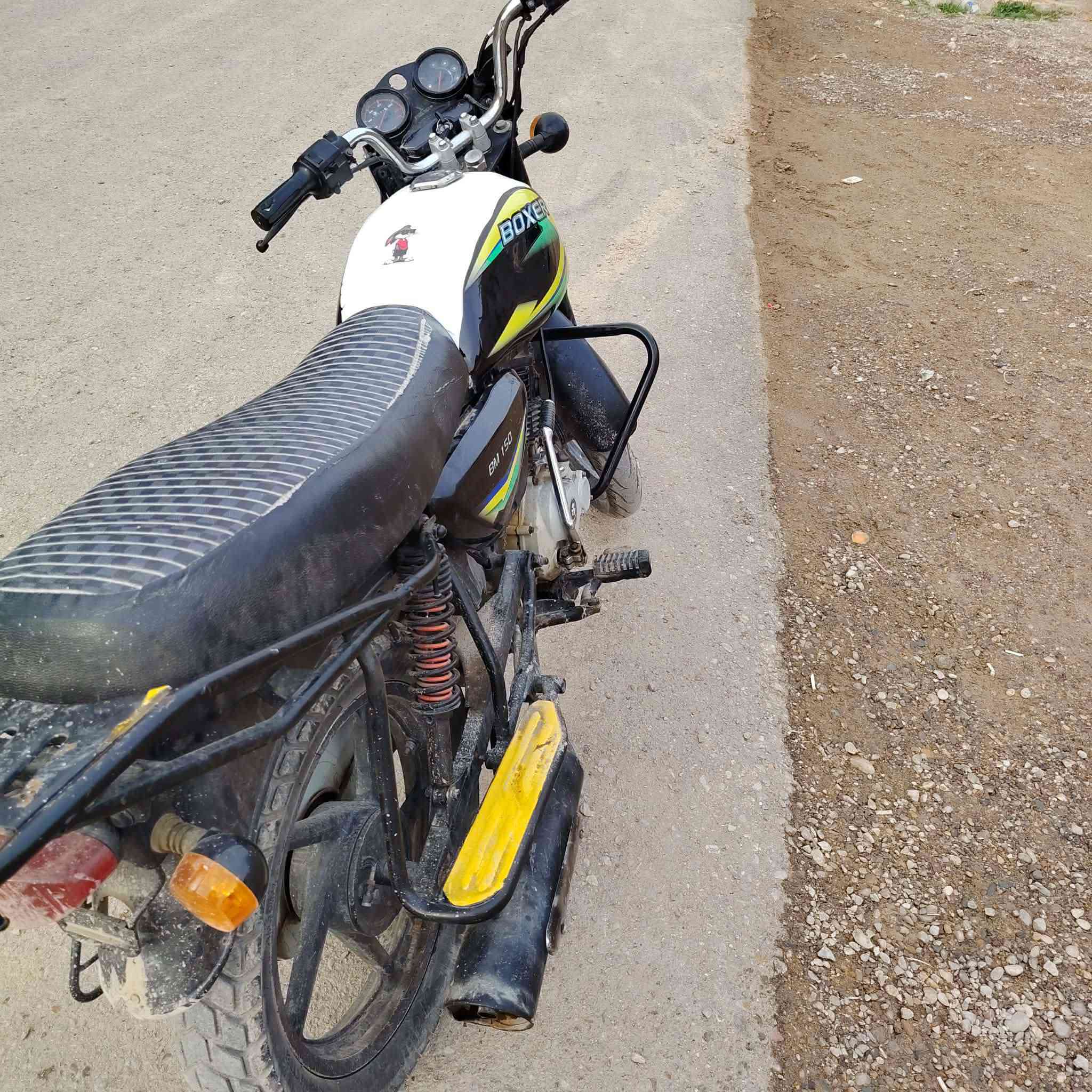 السلام عليكم دراجه بوكسر موديل 20 دراجه مجفته جديد ولكهربائيات طفن فجئه السعر 725 وبيها مجال مكاني ديالى خالص هبهب رقمي ***********
