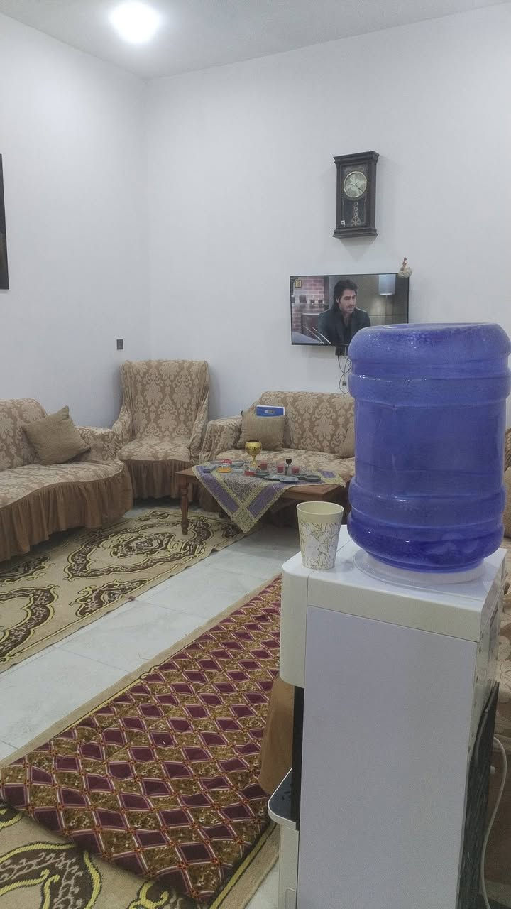 سلام عليكم دونم وربع للبيع  العنوان السنية مقابل حلويات جوهرة السنية نزلت ال عامر تقريبا ٣٥٠متر عن الشارع العام عن التبليط تقريبا ٢٠٠متر خدمات ماء كهرباء محوله قريبه اعدمه نازله البيت والماء ابي الباب مع بيت يكون ٣غرف نوم ٣صحيات خارجيه استقبال مطبخ صاله صحيات داخليه الأرض مزروعة تقريبا ٤٠نخله حلاوي ونبك ورمان للاستفسار عله ***********
