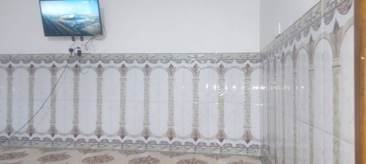 اعيد النشر بيت للبيع المساحه١٦٠  زراعي حي كريم كامل الخدمات  مثل ماموضح بالصورة بيت مرتبب
***********
يتكون من
غرف نوم عدد ٢
استقبال ٦×٤
صالة ٧×٥
بيت كامل من اي نقص
