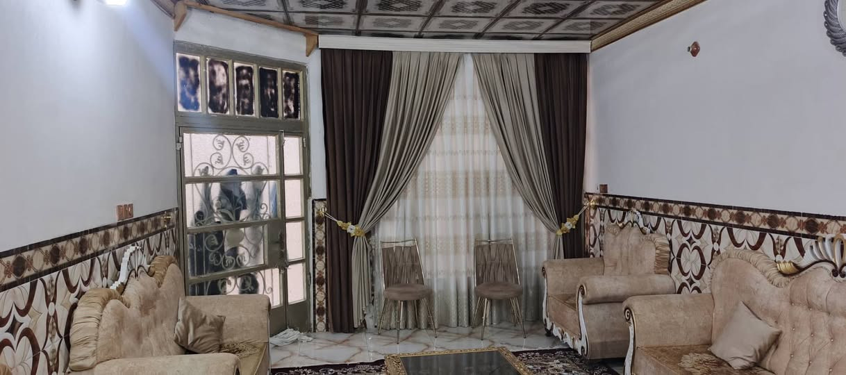 سلام عليكم يوجد لدينه بيت زراعي لبيع مساحته 210متر بي منام 3صاله مطبخ حار وبارد مساحته درج وكراج صحيات دخلي وخارجيه لبيت عالي عن شارع خدمات كامله مال  شارع مي مجاري كهرباء تبليط سعر 78 لمكان زراعي حي جمعيه قرب ملات صكر لحياني لي يريد يتفضل خاص لو يتصل على رقم الهاتف صاحب لبيت
*********** محمد
