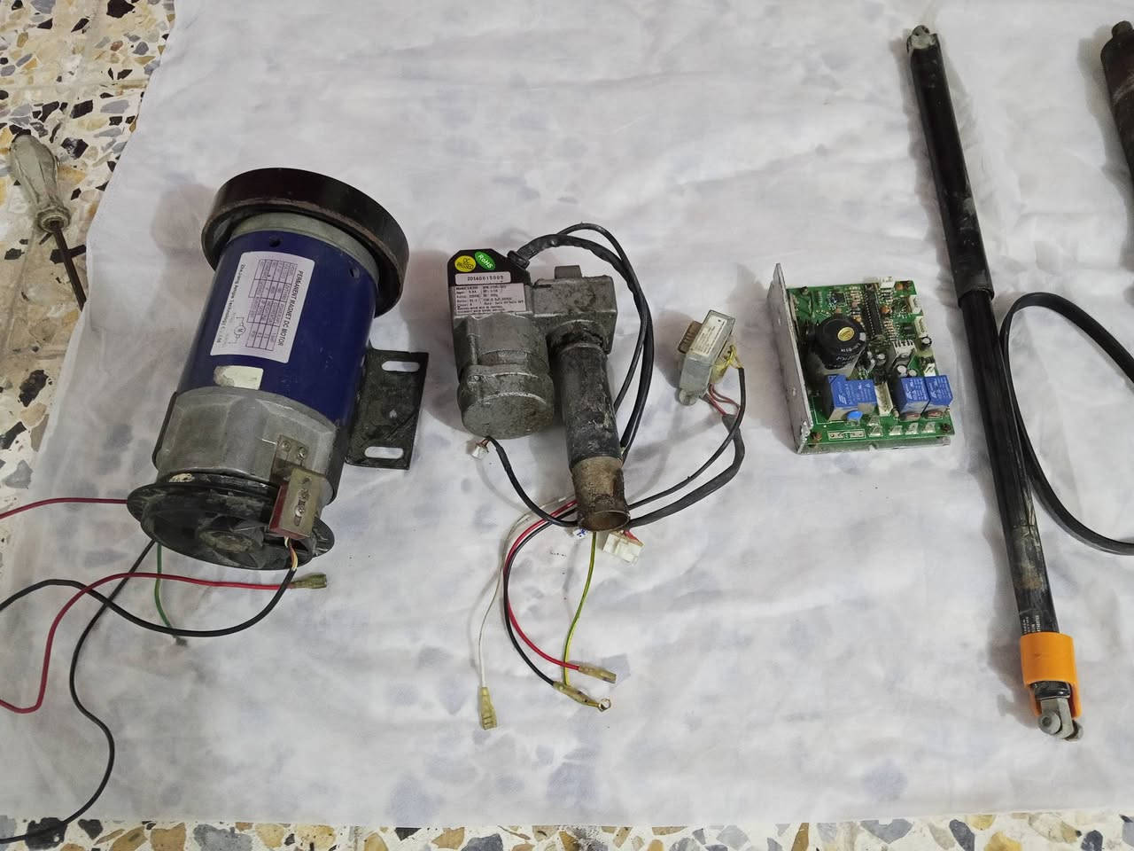 السلام عليكم قطع غيار جهاز جري وجهاز طحن السعر خاص أو اتصل ***********
