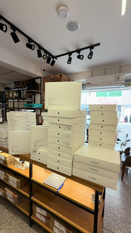 💻✨ MacBook Air M5 الجديد متوفر الآن لدى Naruto Center 🔹 المواصفات: • معالج Apple M5 الجديد ⚡ • رام 16GB لأداء سريع وسلس • سعة 512GB SSD • شاشة 13 إنج Liquid Retina بألوان رائعة • بطارية تدوم لساعات طويلة 🔋 • تصميم خفيف وأنيق مناسب للدراسة والشغل والتنقل 🎒 🔥 مناسب للمونتاج الخفيف، التصميم، الدراسة والعمل اليومي بكل سلاسة 💰 السعر: راسلنا خاص لمعرفة السعر الحالي والعروض 📩 📍 البصرة — Naruto Center


**إذا كنت صاحب هذا الإعلان وتريد حذفه لأي سبب، رجاءا أرسل رسالة إلى الدعم الفني**