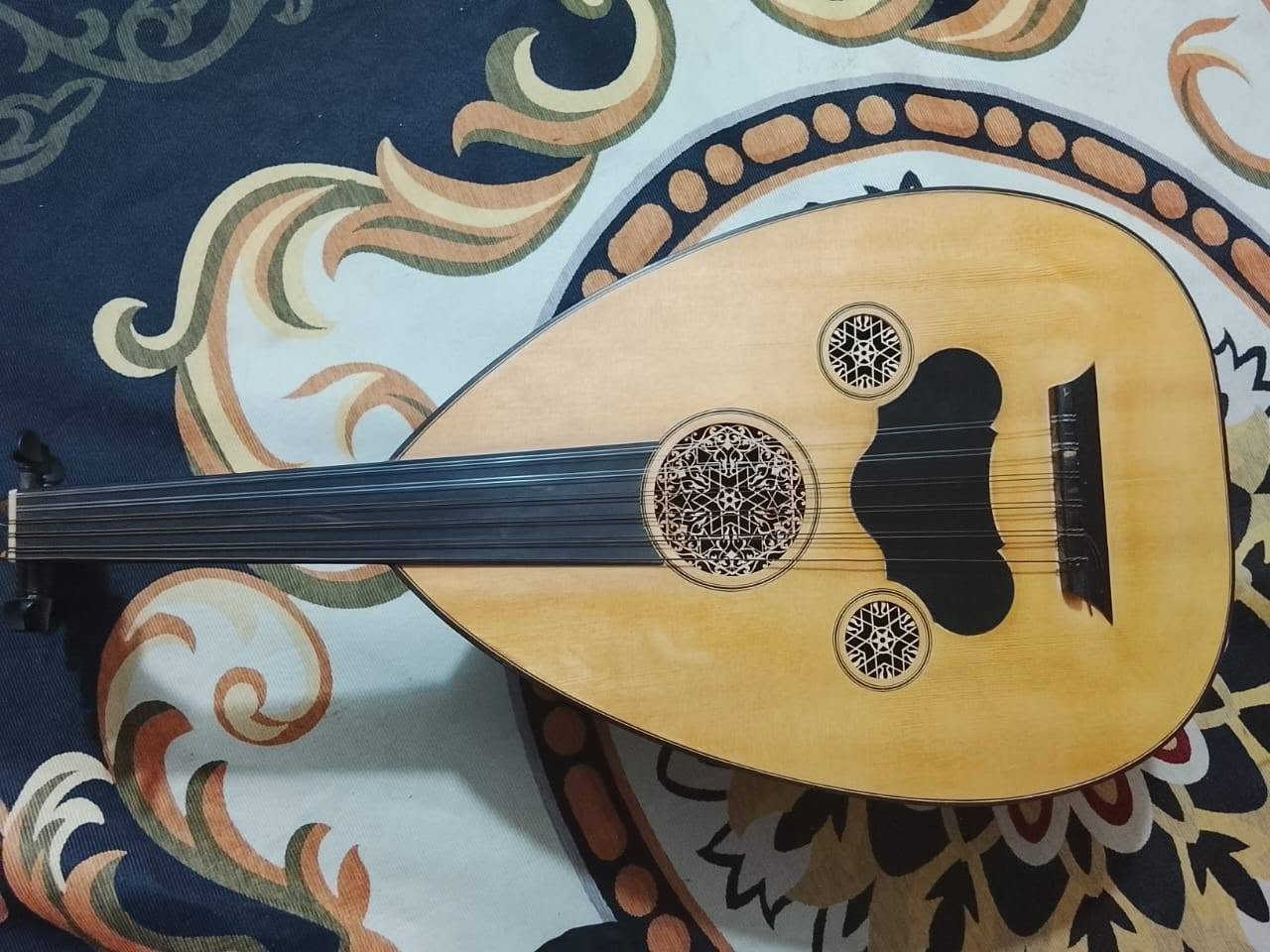 عود تركي للبيع، نظيف جداً شبه جديد، الصوت واضح ورنّان، اوتار جديدة نوع كروشنر دو دو مع حقيبة جلد، تصميم انيق مع زخراف جميلة على الوجه، بدون كسر او مشاكل، السعر 350 وقابل للتفاوض رقمي *********** مكاني بغداد للتواصل واتساب او اتصل ع الشريحة.
