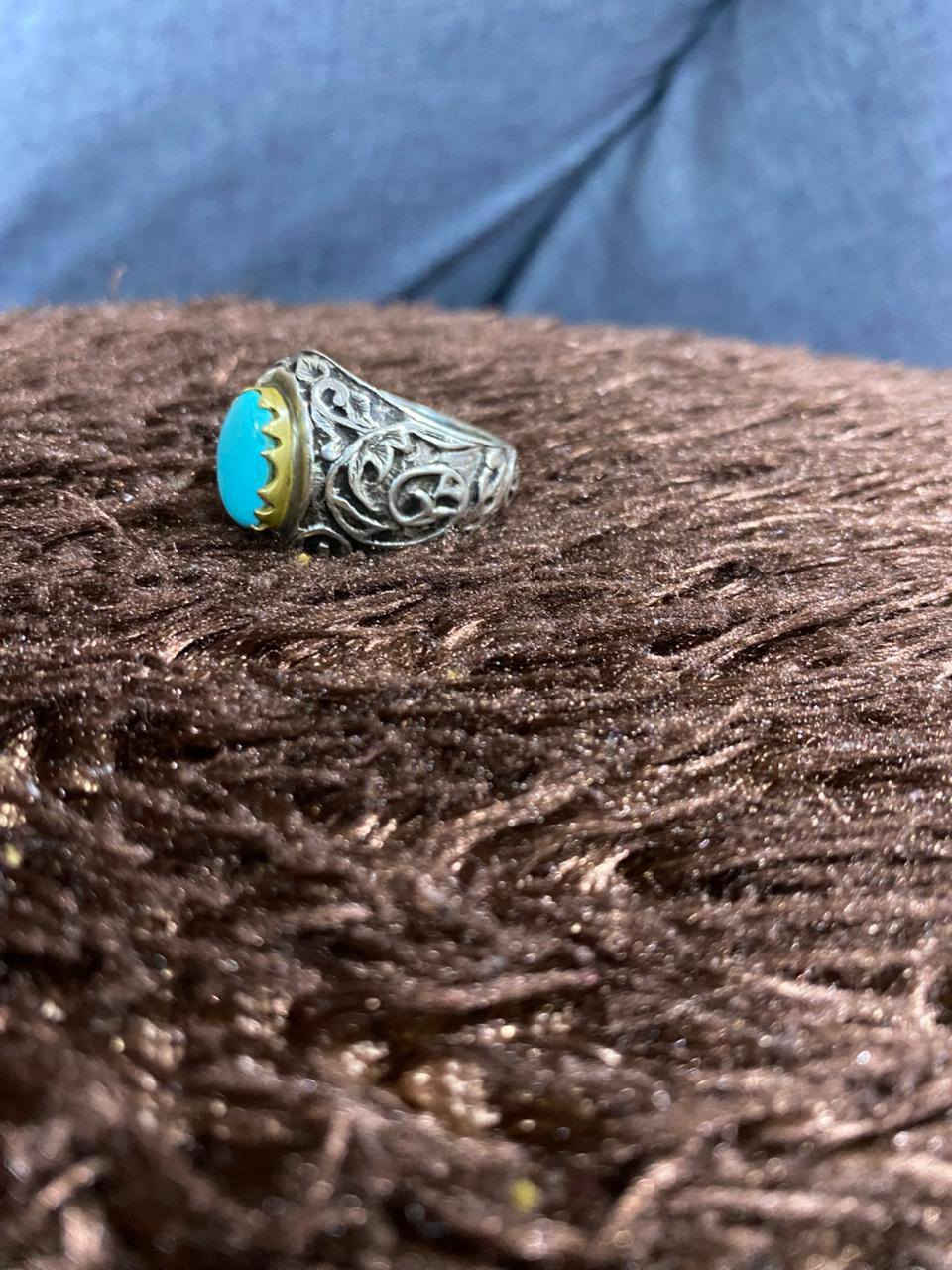 السلام عليكم ورحمه.رمضان كريم وصيام مقبول انشالله .قطعة من العيار الثقيل بصياغة قديمة ...
متوجة بحجر فيروز نيشابور لبة صافي جدا لون سمائي ابداع.
مختوم بآيات قرانية مباركة ....( اية الرزق.ـ واية. ربي لا تذرني فردا وانت خير الوارثين ) مؤرخة بسنة ١٩٩٥  قلم زن 
هدية الخاتم ٣٥٠$ اي ستفسار خاص


**إذا كنت صاحب هذا الإعلان وتريد حذفه لأي سبب، رجاءا أرسل رسالة إلى الدعم الفني**