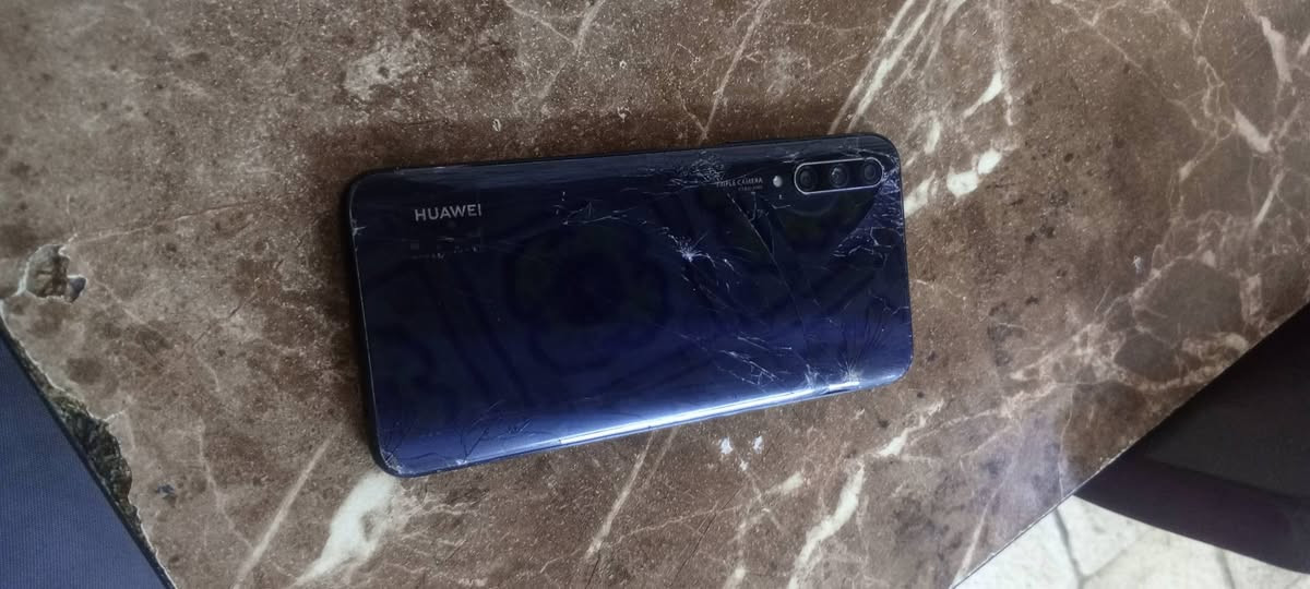 🚀 للبيع: Huawei Y9s (شاشة كاملة وأداء قوي) بسعر مناسب جداً!
للبيع هاتف هواوي Y9s الغني عن التعريف، الجهاز شغال ممتاز وبأداء سريع جداً، ومناسب جداً للاستخدام اليومي، الألعاب، أو كجهاز ثانٍ.
📌 حالة الجهاز بكل أمانة وإبراء للذمة:
الشاشة: مُبدلة (تشتغل طبيعي واللمس والوضوح ممتاز).
الظهر: فيه فطر (كسر بالزجاج الخلفي) وموضح بالصور، ما يؤثر أبداً على الأداء وتقدر تغطيه بكفر (جراب).
الأمور الداخلية: الجهاز نظيف جداً من الداخل، الكاميرا المنبثقة (Pop-up) شغالّة تمام، البصمة سريعة، والبطارية ممتازة وتطوّل.
📊 مواصفات الجهاز السريعة:
الذاكرة: 128 جيجابايت (تكفي لكل ملفاتك).
الرام: 6 جيجا رام (أداء سلس وبدون تعليق).
الكاميرا: خلفية ثلاثية 48 ميجابكسل، وأمامية متحركة 16 ميجابكسل.
البطارية: 4000 مللي أمبير.

السعر المطلوب: 70قفل 
الموقع: [الديوانية الاسكان قرب فلكه النسيج]
📞 للتواصل والاستفسار: راسلني على الخاص أو اتصل على الرقم: [***********].
