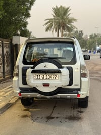 باجيرو ٢٠١٠ حبتور  سنوية جديدة ماشية ١٨٨كم السيارة نظيفه غرفتها جديدةل...