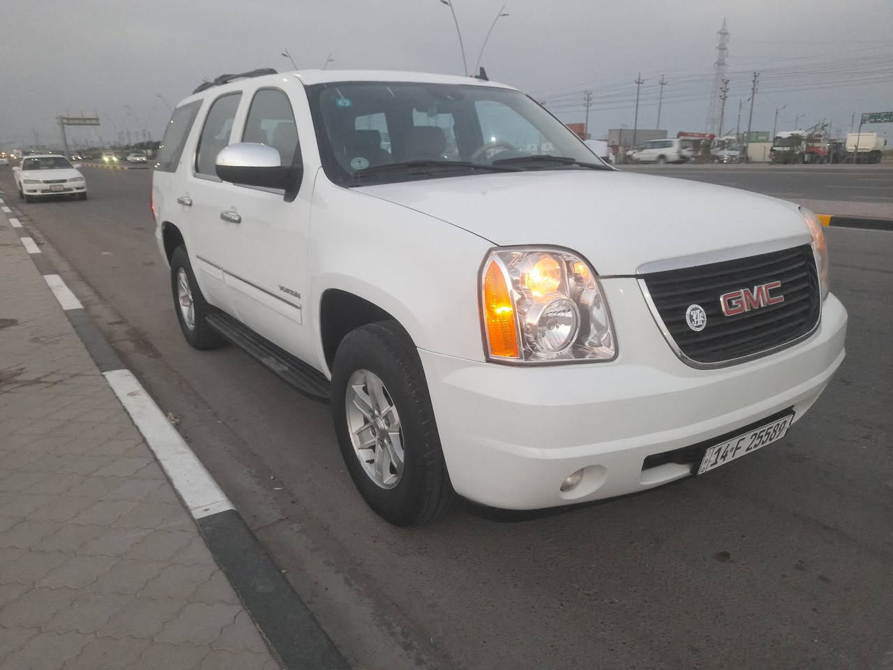 سلام عليكم يوكن SLT البيع 2010 السياره كفاله من الضربه صبغ فقد الرباع  فوال مواصفات7راكب 3قطع تبريد ملكي السياره جاهزه كير محرك حداده رقم بصره دولي تحويل مباشر السياره طبله مكان البصره***********
