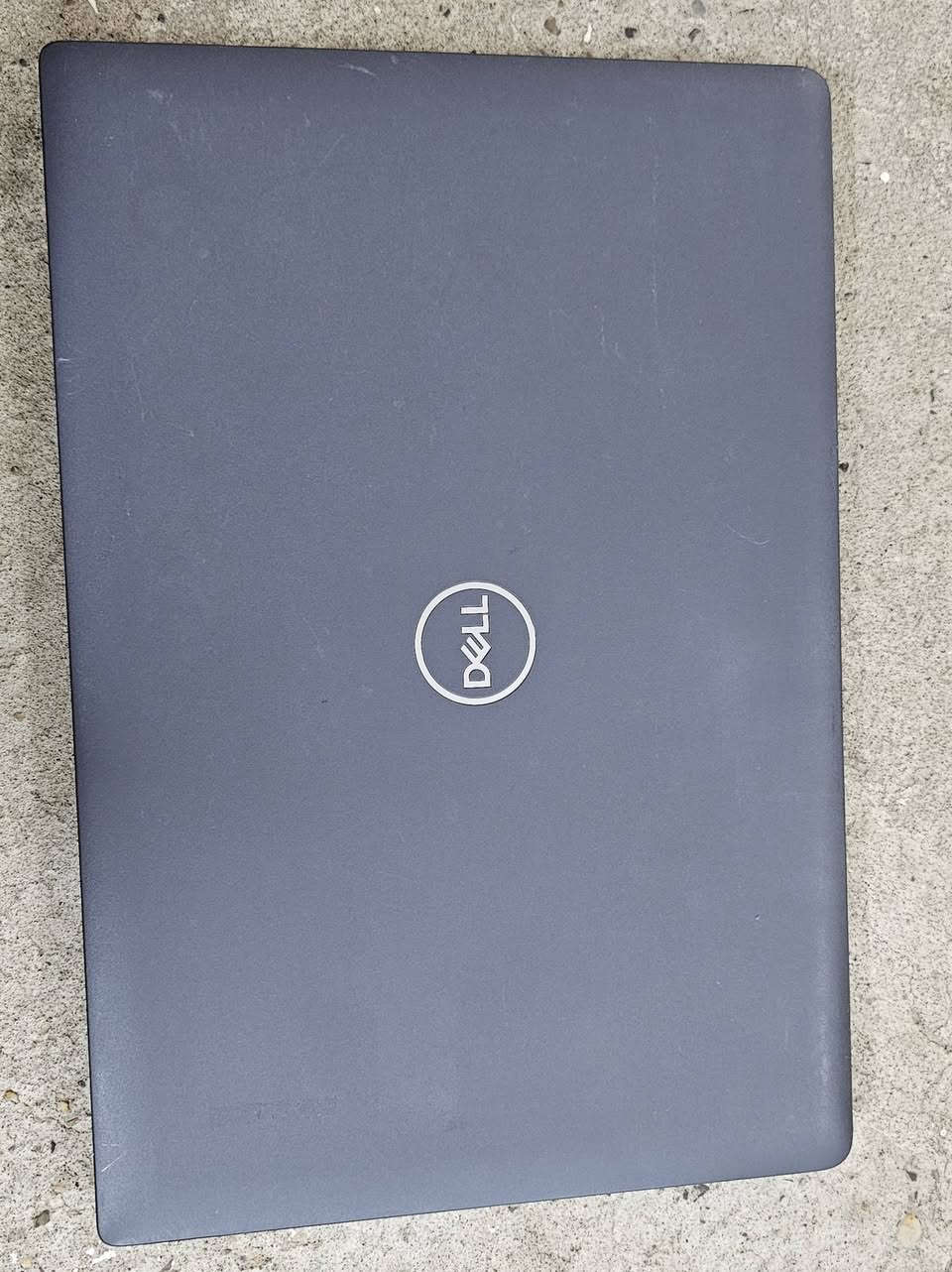 السلام عليكم... 
لابتوب DELL
معالج  cor i 5 الجيل العاشر 
رام 8 گيگا
هارد 256 گيگا ssd سريع جداً 
شاشة حجم 14
شحن يدوم اكثر من ساعتين 
نسبة النظافة فوق 90 ٪
السعر 280 الف او بيه مجال اتصل او تدلل 
***********
متوفر قطعتين
