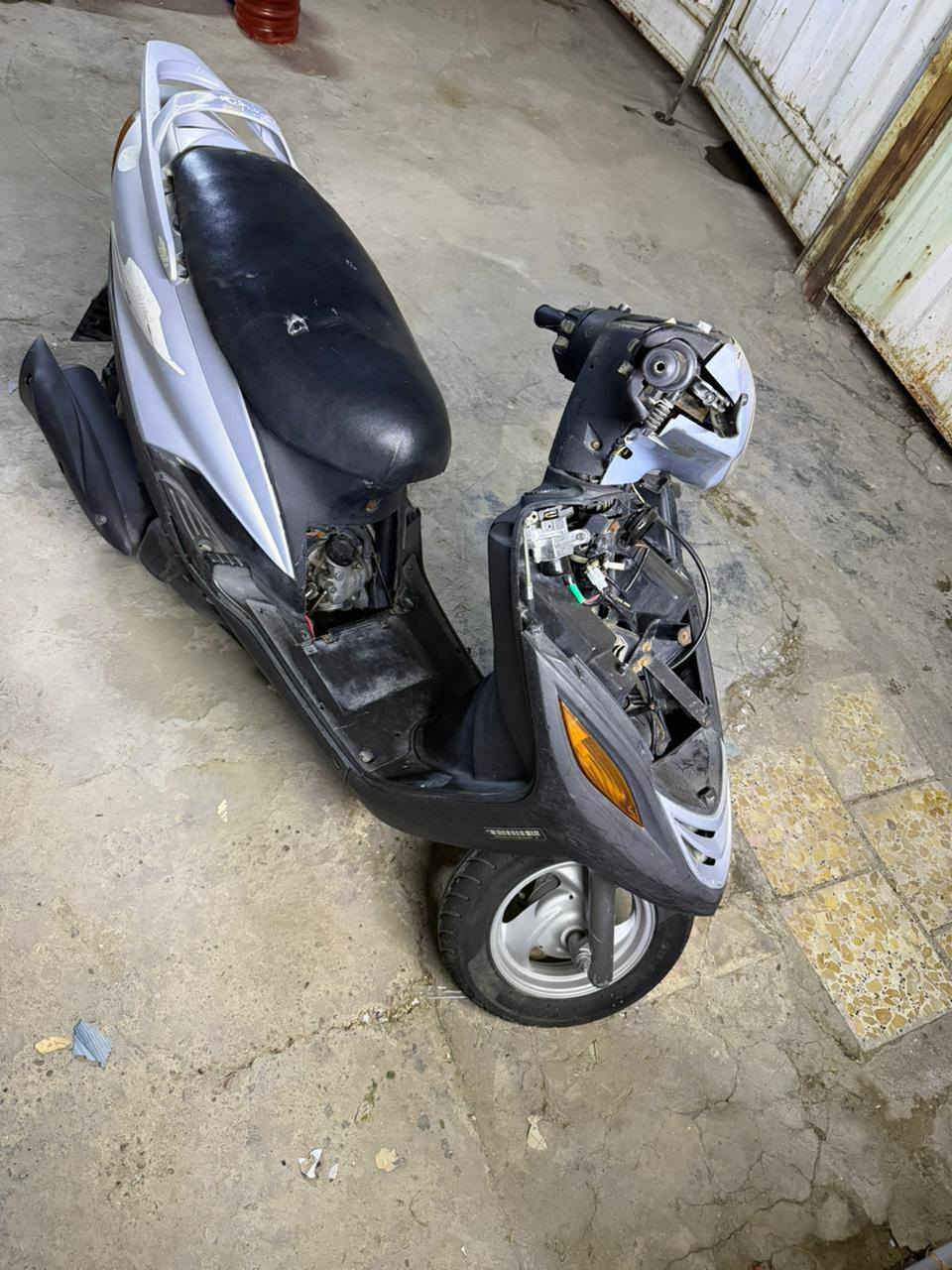 دراجه ماكس 140 كلها بلاديه برغي ممفتوح بيها بس ما عده الصالنصه فقط لحيم…
عقل رياضي ٩نمر و كابريتر جديد شدهن ثنينهن جديد…

وكفاله من ناحيه المكينه و ما شاء الله صحيح مقفوله بس ادك 120 حقيقي بوشه بلادي 

*********** مكان بغداد حي الاعلام
