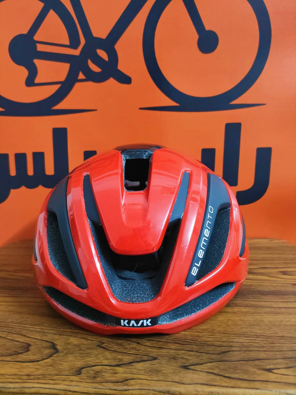 متوفر خوذة ماركة KASK الأصلي صناعة ايطالي مختوم🇮🇹 

 مختوم ختومات اصلية جديد غير مستخدم ✅💯 😍 

اللون احمر واسود نار مميز 💥😍

 شوية وصف عن الخوذة ⬇️⬇️

 Kask Elemento هي خوذة دراجات هوائية متقدمة مصممة للأداء العالي والسلامة الفائقة. تم تطويرها بالتعاون مع فريق INEOS Grenadiers للسباقات، وتستهدف الرياضيين المحترفين. 

الميزات والمواصفات الرئيسية
السلامة المبتكرة: تستخدم الخوذة تقنية "Fluid Carbon 12"، وهي مادة مركبة تمتص طاقة الصدمات بشكل أفضل من المواد التقليدية وتوزع القوة الناتجة بشكل متساوٍ عبر الهيكل. كما تحتوي على بطانة داخلية من "Multipod" مطبوعة بتقنية ثلاثية الأبعاد، مصنوعة من مادة مطاطية مرنة تساعد على إدارة طاقة الصدمات الدورانية والخطية.

الديناميكا الهوائية والتهوية: تم تصميم الهيكل لزيادة تدفق الهواء وتنظيم درجة حرارة الرأس بشكل مثالي ("Hyvent"). يتيح استخدام مادة Fluid Carbon 12 تقليل سمك بطانة البوليسترين الموسع (EPS)، مما يزيد من حجم القنوات الداخلية ويحسن التهوية والديناميكا الهوائية.

الملاءمة والراحة: نظام التثبيت "Octofit+" يوفر ملاءمة مخصصة وآمنة، مع قرص مطاطي جديد لتحسين القبضة ودعم مريح للرقبة. البطانة الداخلية مصنوعة من صوف الميرينو.

متوفر توصيل سريع لباب بيتك لكل محافظات العراق! ⚡🚚

يمكنك الطلب الان عبر الصفحة 📩

للحجز: *********** ☎️

تابعونا ليصلكم كل جديد أول بأول! 💥

#رايدر_بلس
