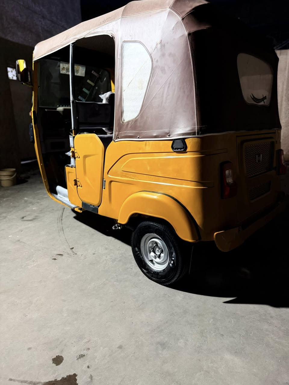 تكتك موديل 21 شهر 4 رقم وسنويه 
مكفوله كشر ومكينه من تنقيص وتبخير 
تفاصيل ب الفديو العنوان بغداد 
هاتف 
***********
