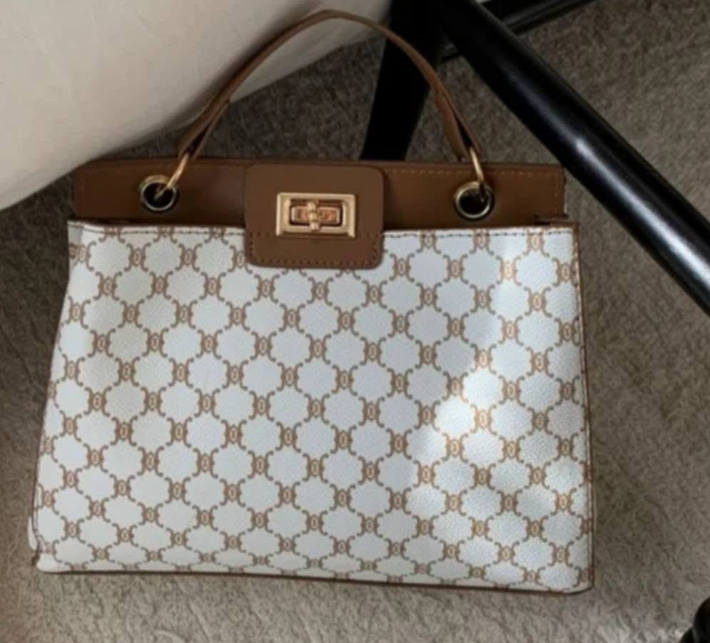 بنات، إذا تحبين الستايل الراقي والسعر المناسب، هاي الشنط إلكم 🤎✨
👜 تصميم فاخر يبين من أول نظرة
🤎 خامة ممتازة وتشطيب نظيف
✨ تنلبس بالدوام، الجامعة، السوق، والمناسبات
😍 خفيفة، عملية، ومساحتها مرتبة لكل أغراضج
💥 والأحلى؟ السعر مفاجأة! 💰 القطعة بـس 20 ألف دينار فقط 😍
📦 توصيل لكل محافظات العراق
🚚 الدفع عند الاستلام متوفر
⚠️ الكمية محدودة، وأول ما تخلص ما نضمن توفرها مرة ثانية.
📩 راسلينا هسه واحجزي قبل النفاد، أو اكتبي (أريد) بالتعليقات ونراسلج مباشرة. 🤎✨


**إذا كنت صاحب هذا الإعلان وتريد حذفه لأي سبب، رجاءا أرسل رسالة إلى الدعم الفني**