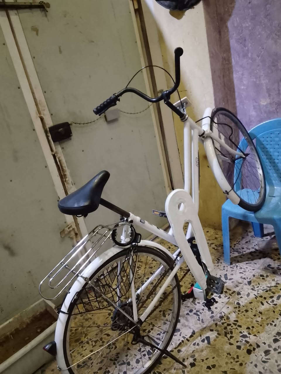 السلام عليكم .
بيسكل بطه حجم 26
ياباني مختم 
نضافه 85%
كامل مكمل 
ما بي نقص برغي 
غراضه نضاف 
تايرات جدد ما صارلهن هواي
لون ابيض صدفي المرغوب
بيسكل خير من الله 
مكاني نجف حي الحنانه قرب كميل بن زياد
السعر 80 الف وبي مجال للشراي 
التوصل ***********
