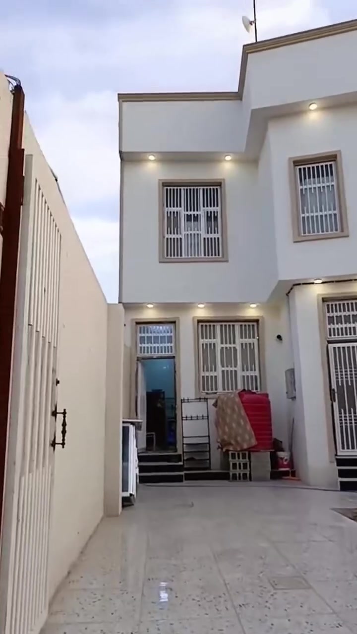 بيت طابقين ابي الخصيب حمدان قرب جامع الجديده مساحة 300 متر بناء طابوك بلكامل يحتوي على 6 غرف منام وصالات العدد2 كبيرات وستقال وصحيات ومطبخ حار بارد وديوان وكراج وحديقة الشقل درجى اولى والبناء 2025 موقع مميز للاستفسار ***********
