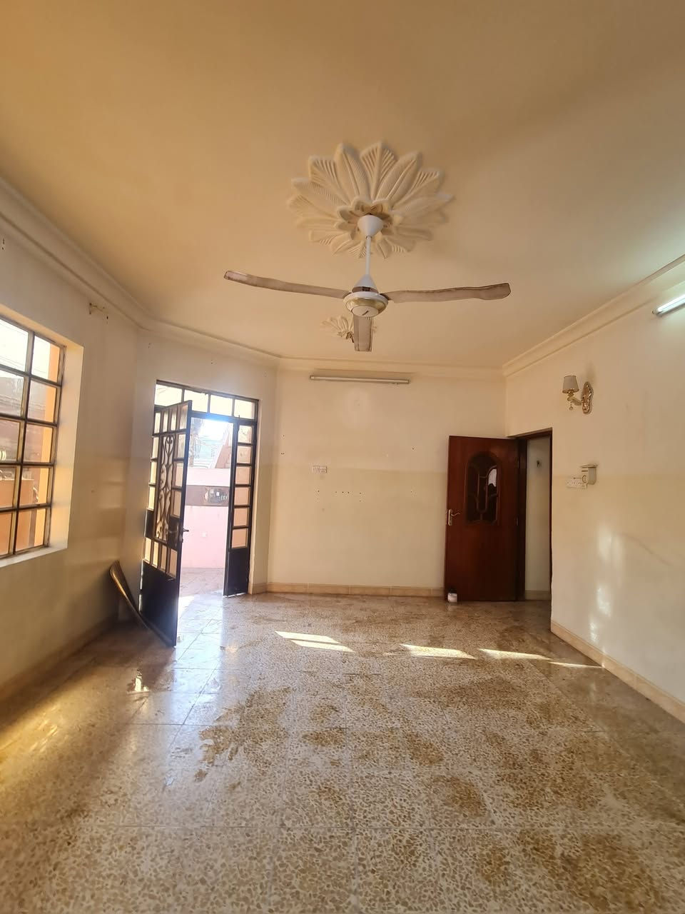 للأيجار الدار طابقين (المساحة150م)

حي الصديق الاولى قرب جامع صلة ارحام

الطابق الأرضي غرفة نوم وهول واستقبال واسعة ومطبخ  وصحيات وكراج 

الطابق الثاني 3غرف نوم وهول وصحيات وبيتونة وسطح 

للأستفسار مراجعة مكتب الوطن للتجارة العقارات 
الموصل حي البلديات من جهة السكر قرب مول سانكو 

او اتصال بالأرقام التالية 
كورك ***********
آسيا ***********
