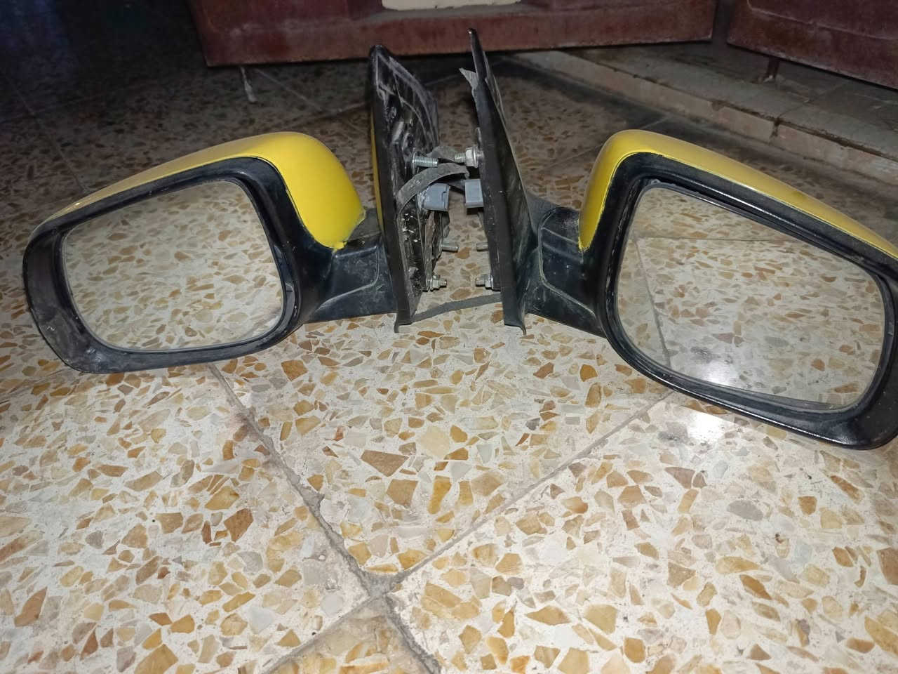 سلام عليكم
زوج لايتات اصليات انظاف 
زوج مري كهرب بدون اشاير 
شاشة بيكانتو معا اطار 
دفع سعر عجبني ابيعك 
من موديل 12الى16مضلع 
***********او***********
