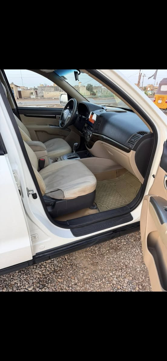 سنتافيه.   ٢٠١٢ 
سياره جديده بمعنى الكلمه 
محرك  ٦
سنويه جديده يعني سياره مصفره 
رقم بغداد مشروع وطني 
حداديه جديده 
السعر ١٤٥  وبيها مجال 
مكانها ميسان
***********
