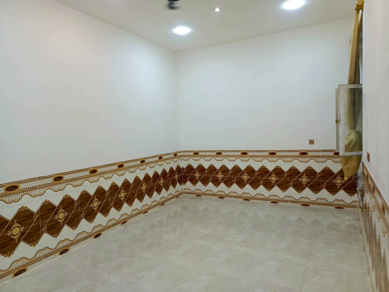 سلام عليكم / بيت للبيع طريق بغداد/ كليه الهندسه قرب جامعه الامام صادق ع  مساحه 250 متر  بناء حديث 6 اشهر من كمال البناء /غرف عدد2 +منور بين غرفتين+ صاله 5 في 8 متر ستقبال 8في 4 مطبخ 6في 5 متر مع حراري ومنور  صحيات عدد2 +  في طابق ثاني صاله +حمام 🛀  ملاحظه /ثريات عدد2 +براكيتات ثريه عدد8+ كاونتر مطبخ دي اف/ واجهه كامله لاستفسار اتصال او واتساب *********** عمارة, ميسان
