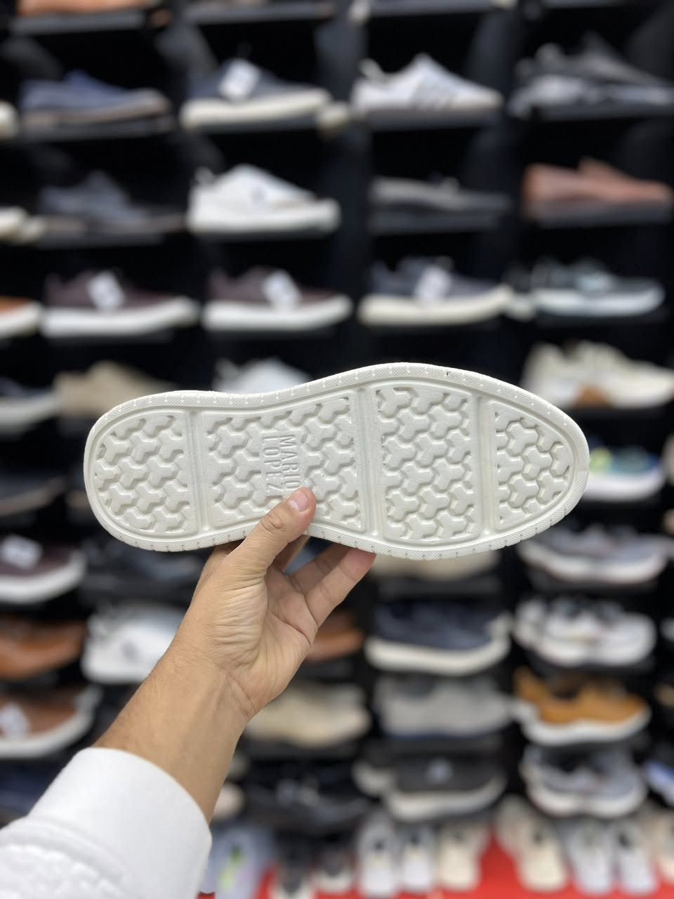 Mario Lopez

الراحة: يتميز بوزن خفيف ونعل داخلي مبطن بالكامل لتوفير دعم وراحة طوال اليوم.
المواد: الجزء العلوي مصنوع بنقشة جلد التمساح المميزة التي تضفي لمسة من الفخامة

متوفر قياس 45-46
السعر 35 الف

العنوان النجف ملحق الروان 
توصيل 🚚 محافظات 6 داخل النجف3 
*********** واتساب#
