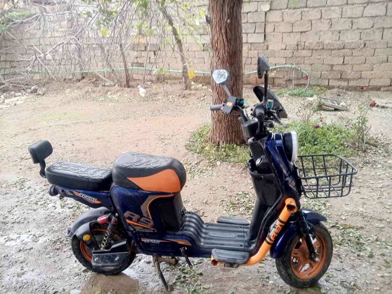 السلام عليكم موطور شحن ##(R9 sports)
كلشي ما يعوزو شغل وتطلع .. المواصفات 
بطاريات شرط 
شاحنه اصليه
تواير جدد2
شاشه نضام بلوتوث 
ضوء زنون.
دبل اشاير 2
بريكات 2
#الموطور جاهز من كلشي 
#السعر .(475)وبي مجال الخاص مفتوح هـ #***********.
