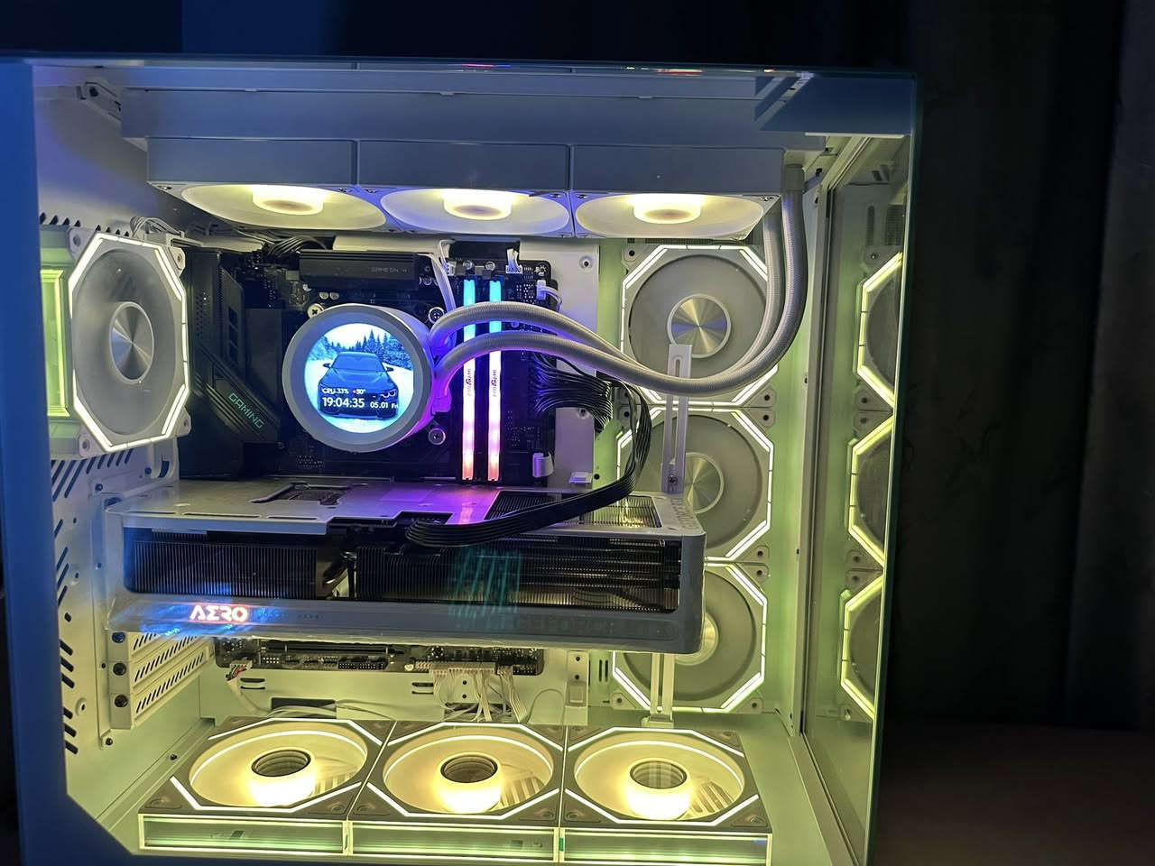 � للبيع PC Gaming / Editing تجميعة قوية جداً استعمال خفيف 🔥
📦 جميع كراتين القطع موجودة
📍 الموقع: بغداد
🚚 أكو توصيل حسب الاتفاق

🖥️ المواصفات:

* CPU: AMD Ryzen 7 7800X3D
* GPU: RTX 5070 Ti Gigabyte AERO OC 16GB White
* Motherboard: Gigabyte B850 Gaming WiFi 6
* PSU: Segotep 750W Gold Full Modular PCIe 5.0
* RAM: Addlink Spider X5 RGB DDR5 32GB (2x16) 6000MHz
* Cooler: SAMA PRO 360 Liquid Cooler
* Storage 1: WD Black SN7100 1TB NVMe PCIe 4.0
* Storage 2: WD Black SN7100 1TB NVMe PCIe 4.0
* Case: DarkFlash DY470 White + 4 Fans
* إضافي: 3 مراوح Prism 6 Max
* Windows 11 Pro Original Activated

🎮 الجهاز ممتاز للألعاب القوية، البث، المونتاج، والشغل الثقيل
❄️ حرارة ممتازة وشكل مرتب جداً باللون الأبيض

💰 السعر: 3,800,000 دينار قابل للتفاوض بالمعقول
📞 للتواصل: ***********
