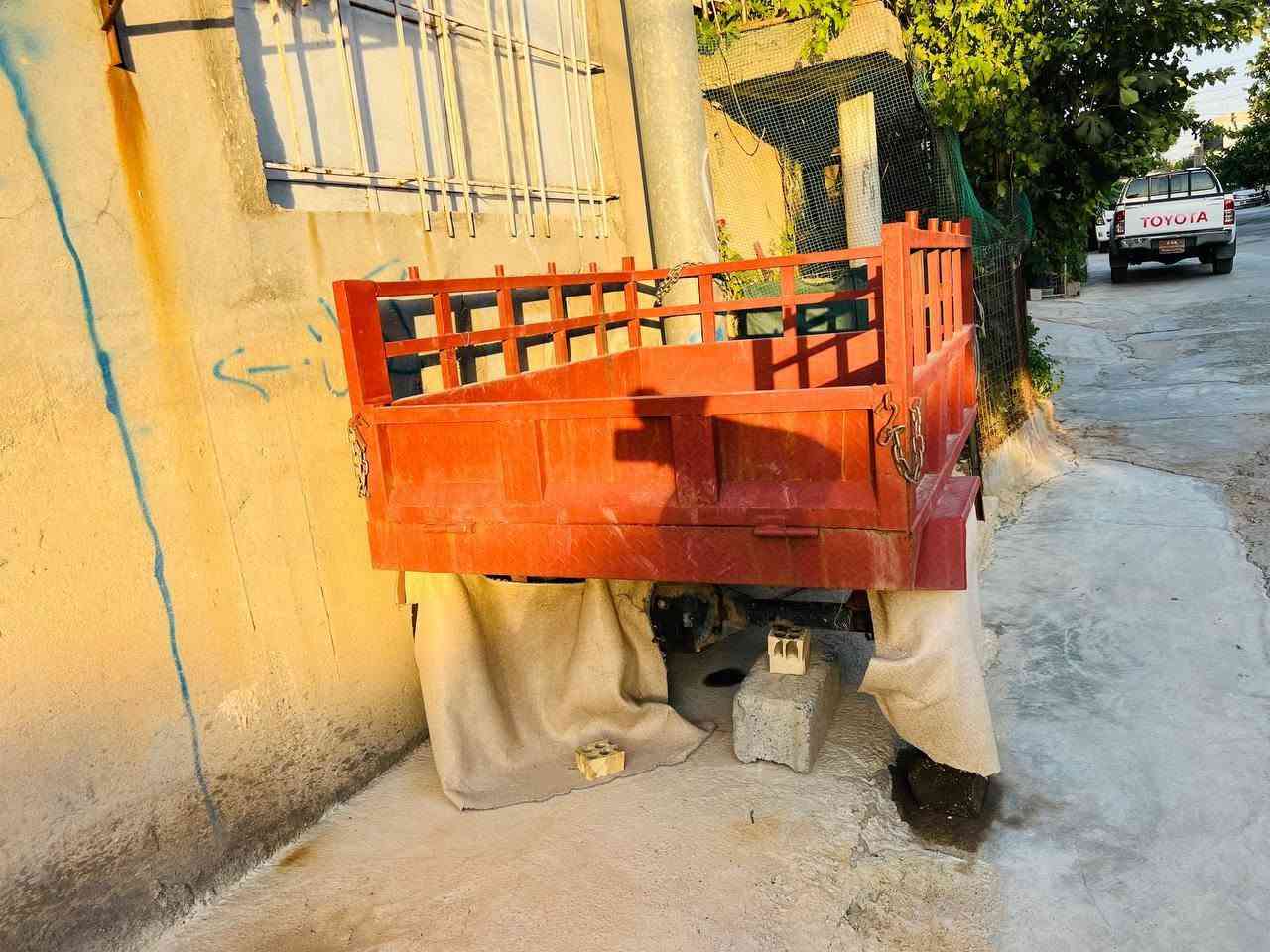 بەناوی خوای گەورە
ئەم عارابانەیە بۆ فرۆشتن 
دەسکردە و پلیت  زبرە  
بۆ دوای سەیارە دروست کراوە
دریژی ١٨٠ یە پانی ١٤٠
ئەکسلی نیسانی لەسەرە
جوتێ تایەی تازەی لە ژیرایە

نرخ // 750 هەزار و مەجالیکی برایانە

***********
***********
