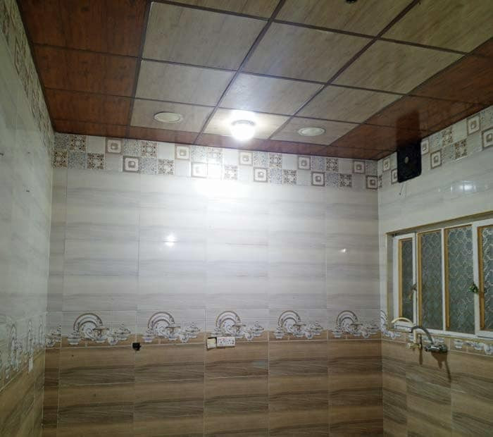 بيت للايجار حديث 
يصلح سكن أو تجاري 
في منطقة جمعية اسكان المواني شارع الميثاق مقابل مدرسه آمنة بنت وهب يحتوي ع غرفتين نوم واستقبال الضيوف ومطبخ وحمام وصاله كبيره وصحيات داخليه وخارجيه 
عرض الشارع 20م
الايجار الشهري 600الف
للاستفسار اكثر ***********
