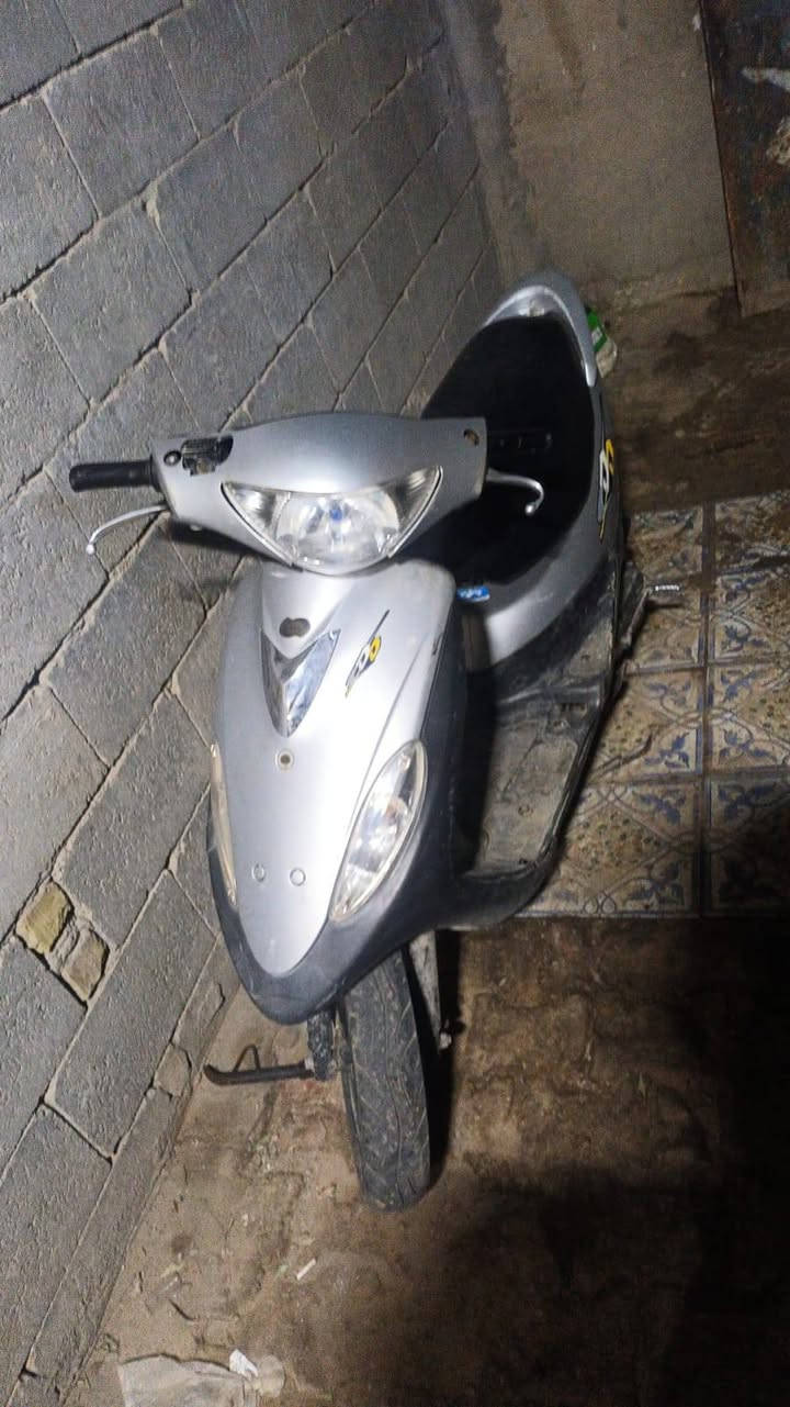 سكوتر أوتوماتيك بنزين (تايواني)
سعة المحرك: 90 سي سي
النوع: أوتوماتيك CVT
التشغيل: كهرباء + هندل
التبريد: هوائي
دراجة عملية وخفيفة، مناسبة للمشاوير اليومية داخل المدينة.
قيادة مريحة وسهلة، صرفية بنزين اقتصادية.
حجم مناسب، تحكم ممتاز، وتصميم أنيق.
مناسبة لكل الأعمار والاستعمال اليومي.
💰 السعر: ٤٠٠ بيها مجال قليل لشراي

وتساب ***********
