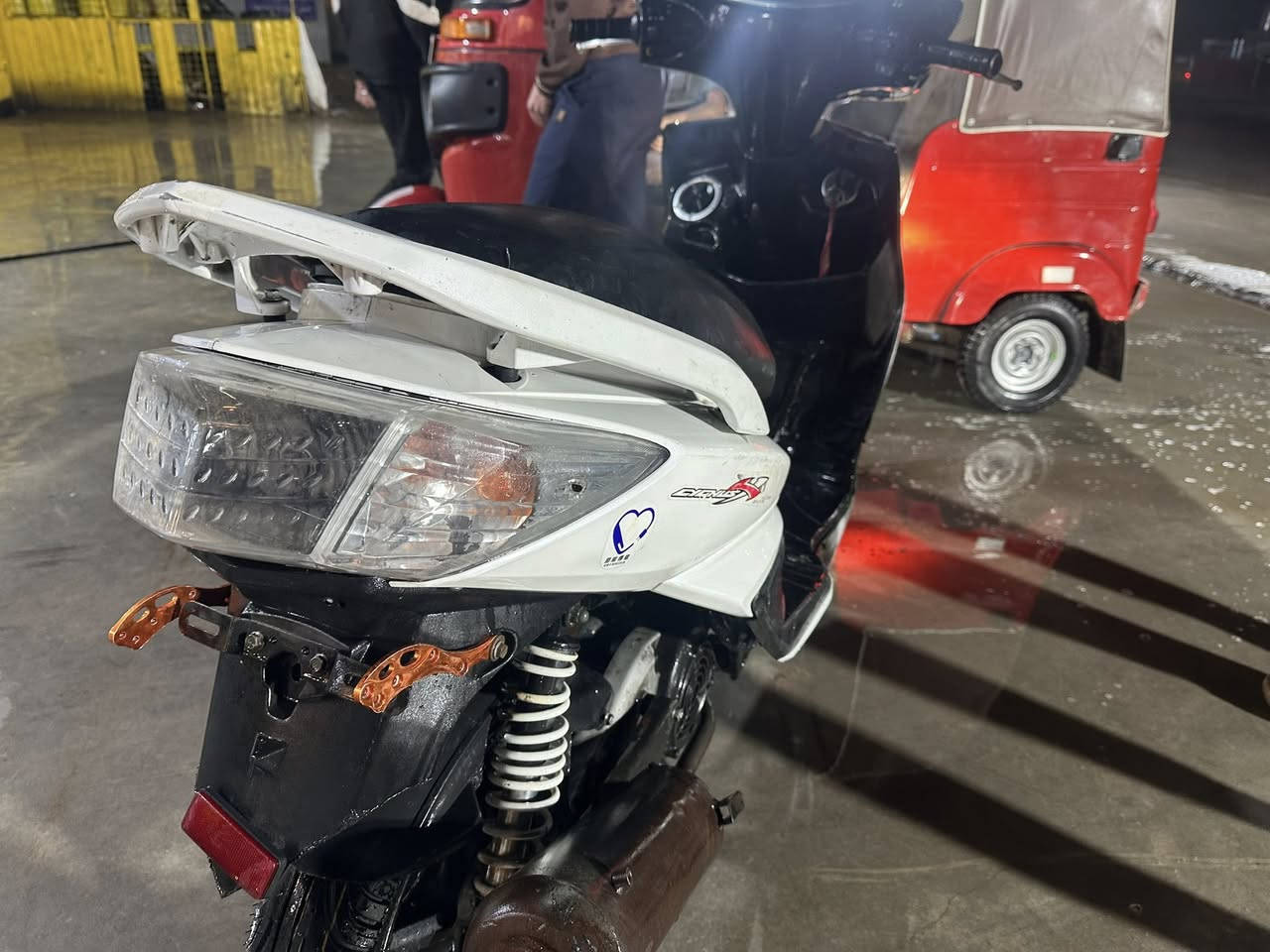 سكنس فحل كامله مابيها اي نقص امانه الله دراجه مرتبه اديرلها دهن نباتي وبنزين محسن بس ما عرف بيهن يحتاجلها ترتيب شويه تايرات جدد البارحه بدلتهن نوعهن باكستاني احسن شي اخذتها ب700 واريد ابيعها ب550 مكاني الزعفرانيه رقمي ***********
