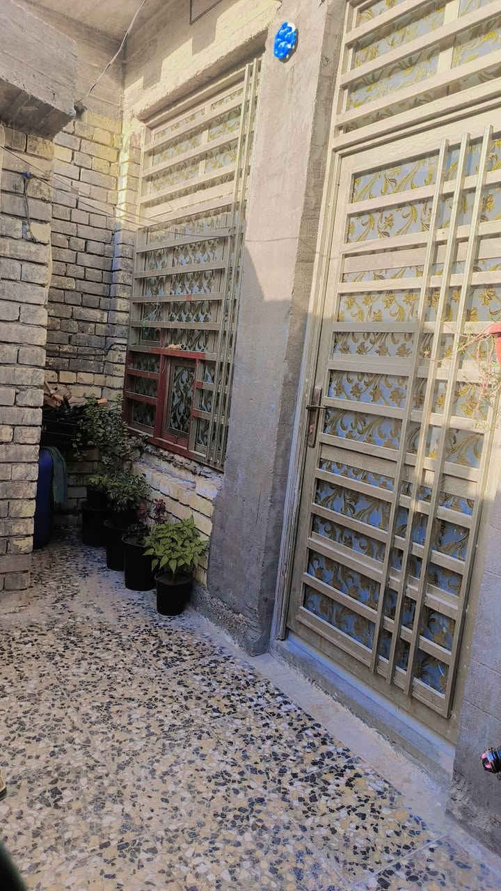 اسلام عليكم دار للبيع زراعي المساحه 100 /20/5 الكماليه المعوقين يم المدارس خدمات كامله  البيت نقص بياض وكاشه الصاله ولستقبال الغرفه كامله بيت شغله درجه اوله ع ايدي الستفسار التصال ***********
